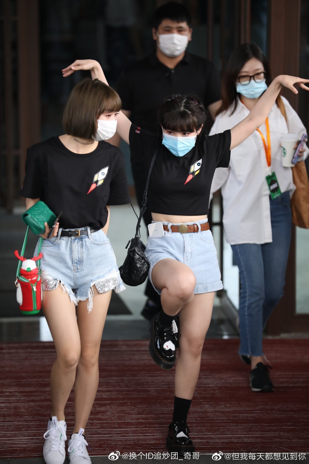 段奥娟素颜街拍美腿迷人[2]