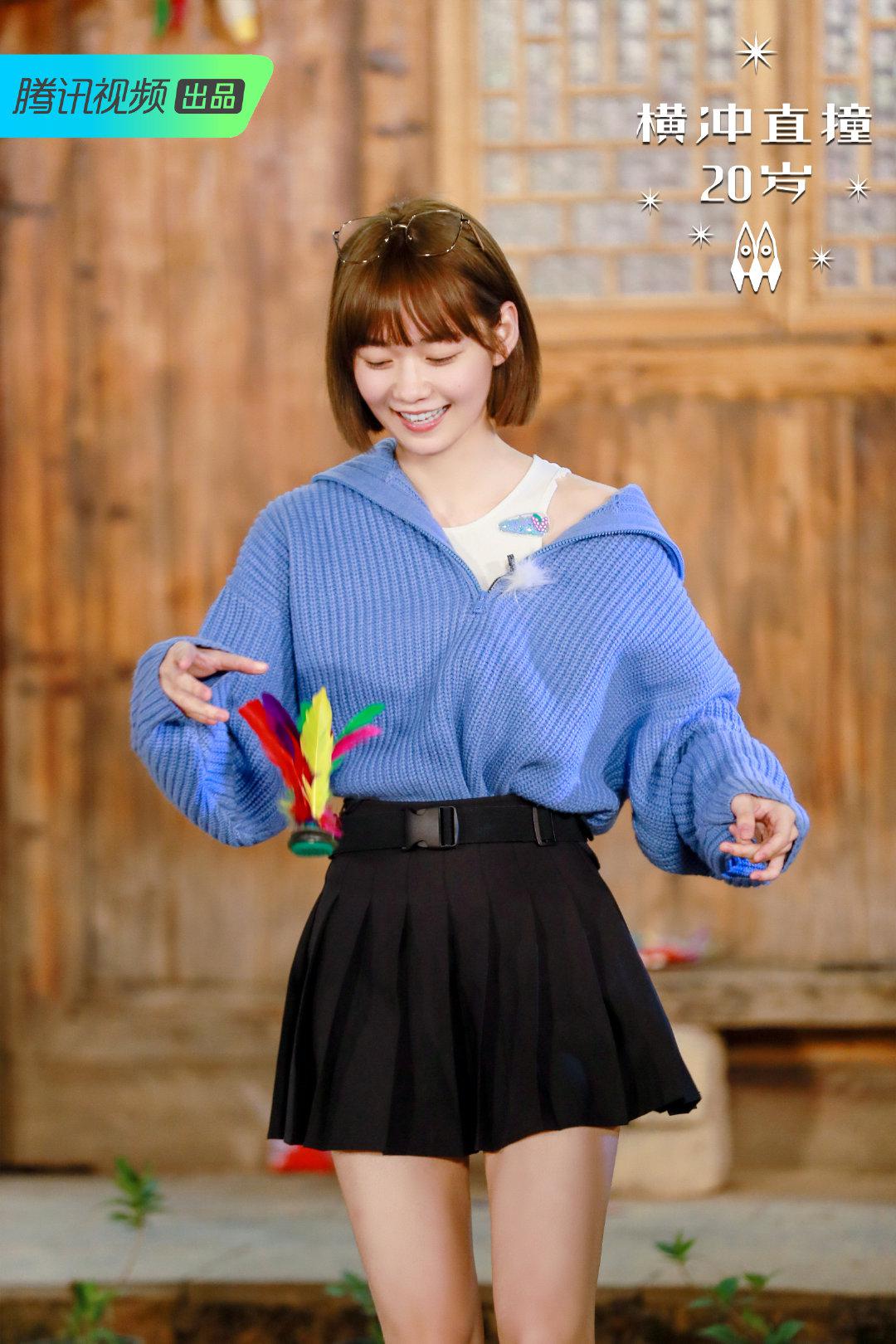 段奥娟素颜街拍美腿迷人[8]