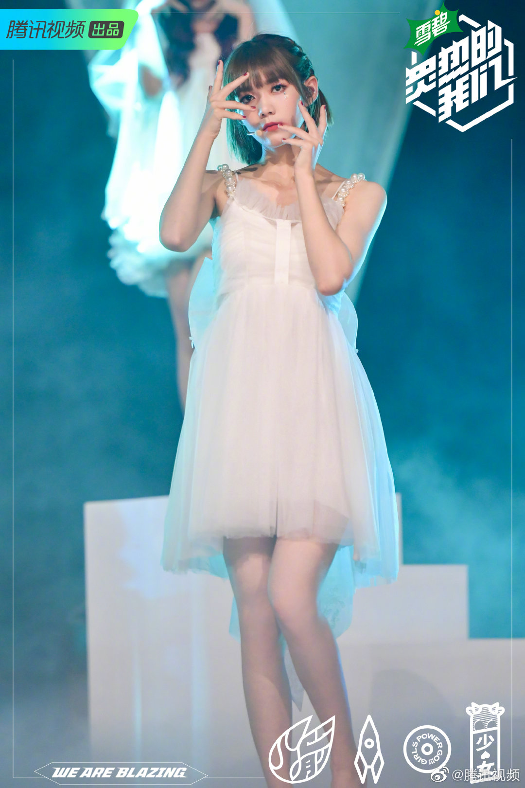 段奥娟素颜街拍美腿迷人[9]