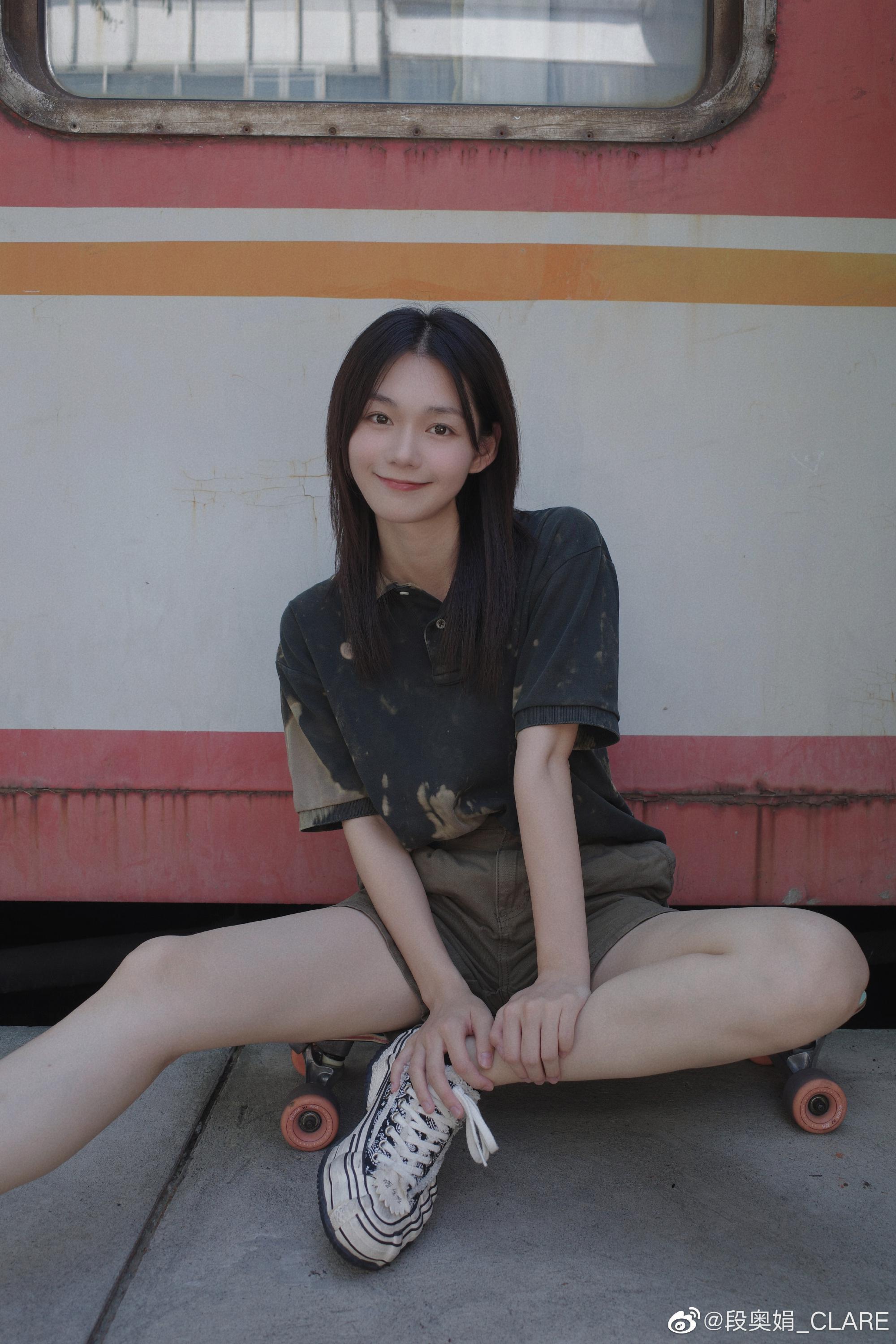 段奥娟运动鞋运动短裤白嫩美腿外拍