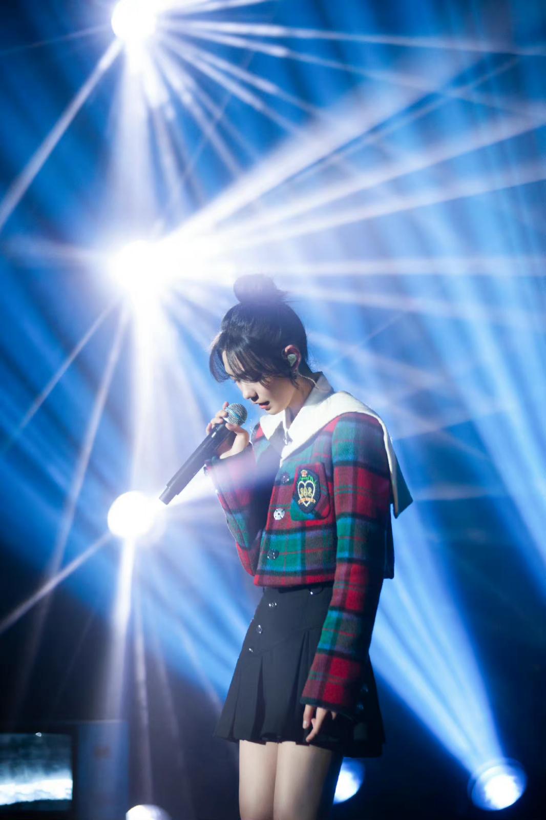 段奥娟丝袜美腿现场演唱会[5]