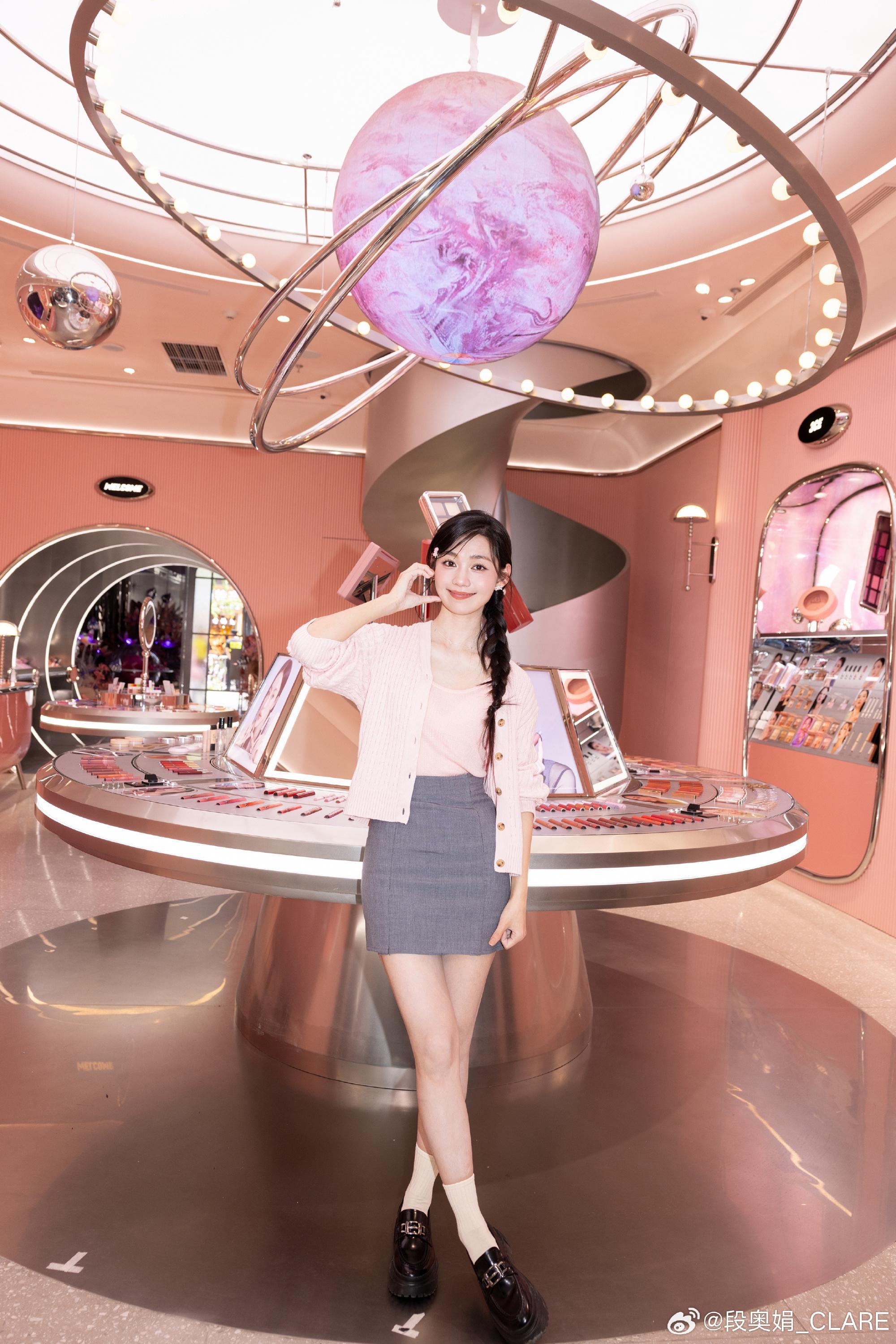 段奥娟包臀短裙白色短袜美腿外拍[6]