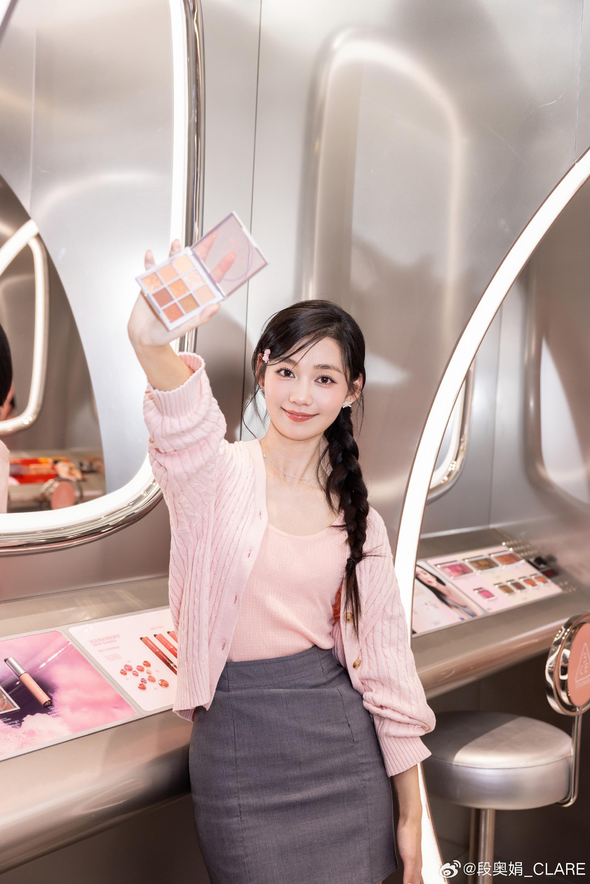 段奥娟包臀短裙白色短袜美腿外拍[7]