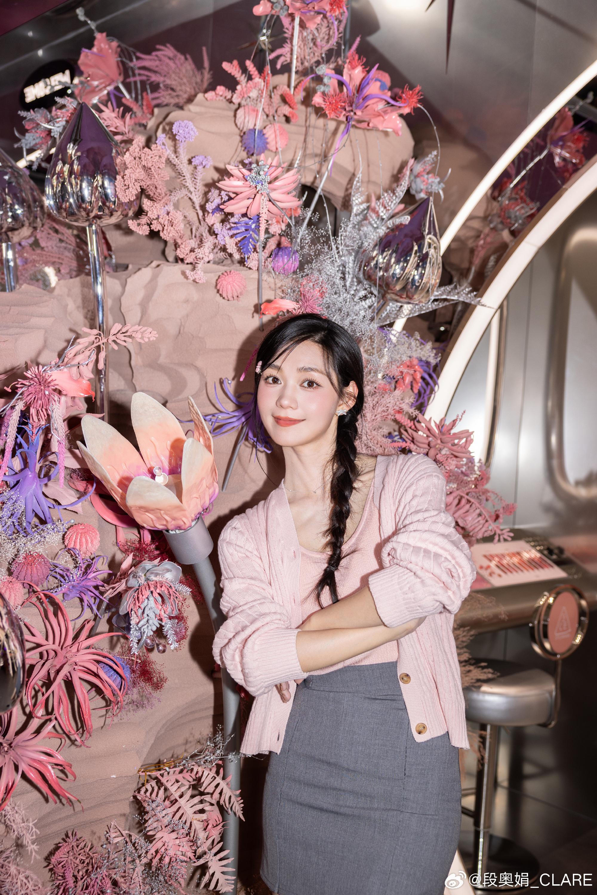 段奥娟包臀短裙白色短袜美腿外拍[8]