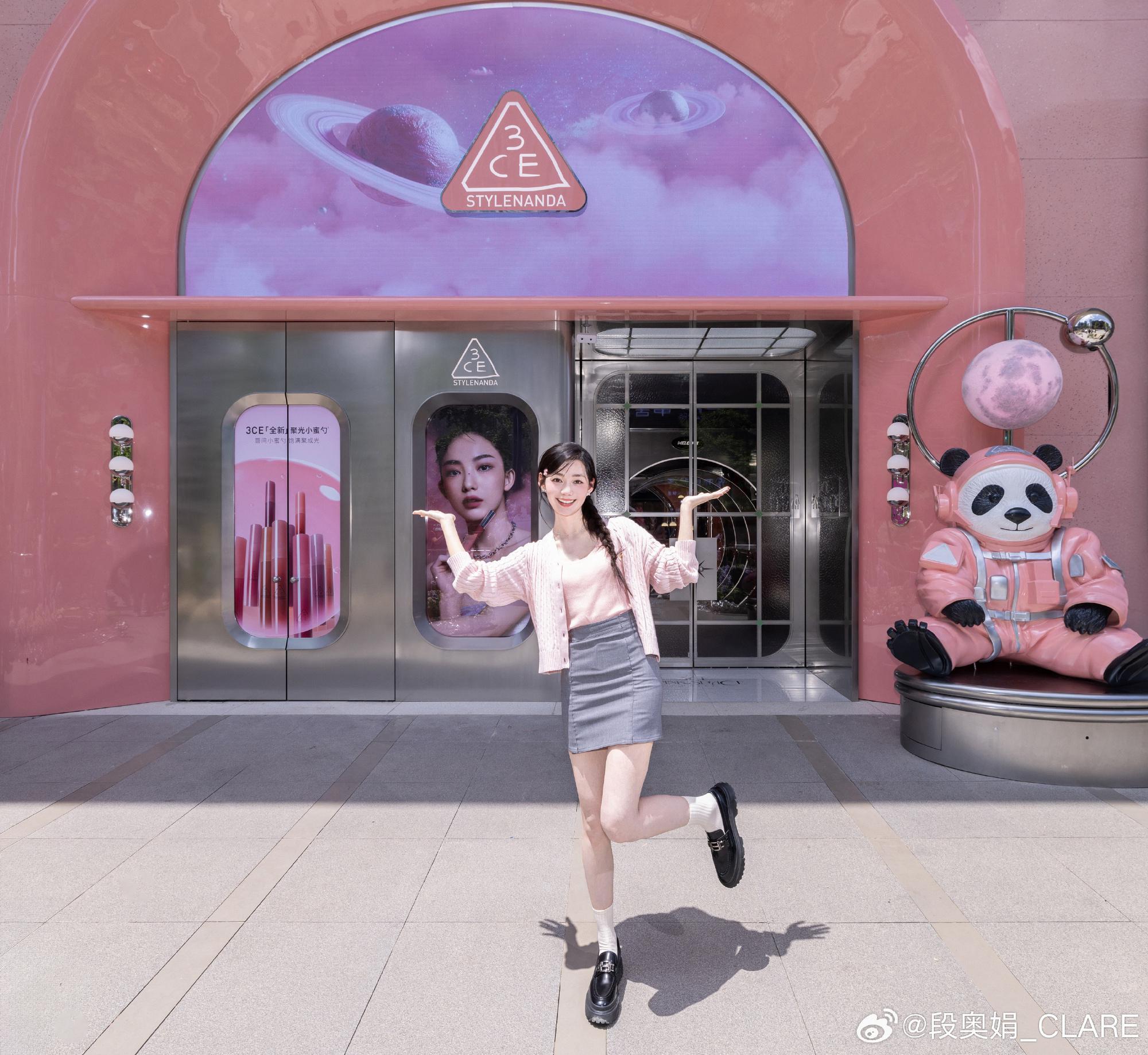 段奥娟包臀短裙白色短袜美腿外拍[9]