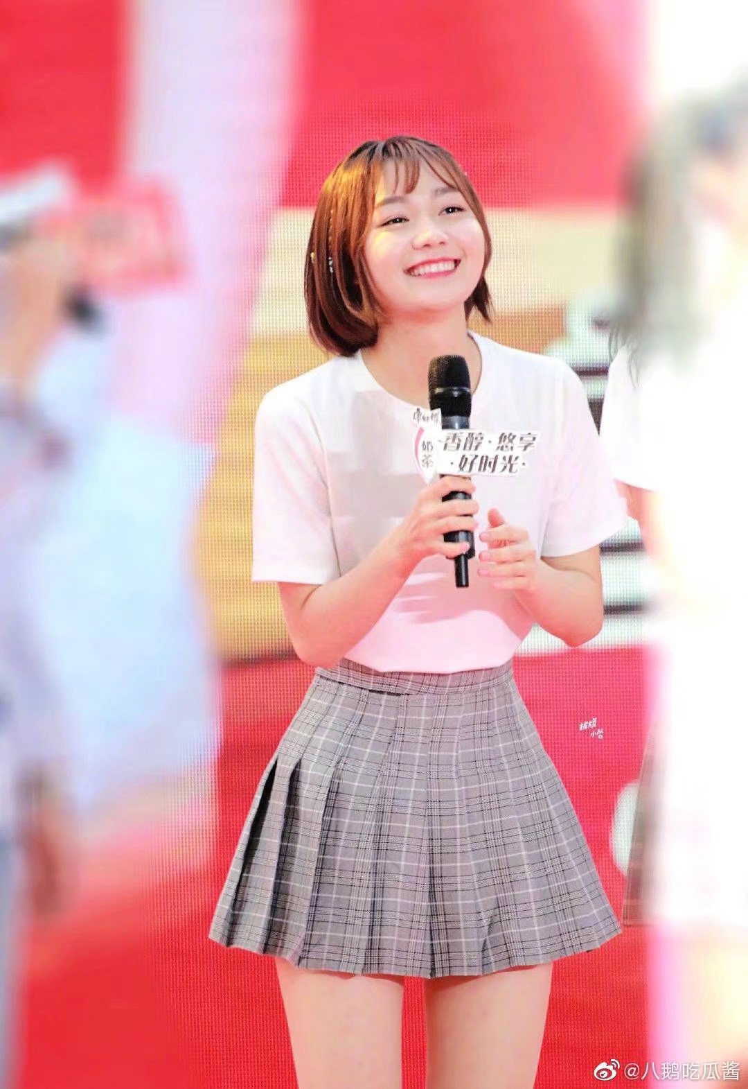 段奥娟清纯学生装都短裙美腿现场互动演唱[3]