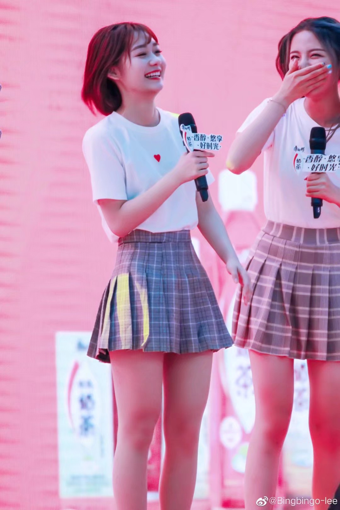 段奥娟清纯学生装都短裙美腿现场互动演唱[4]