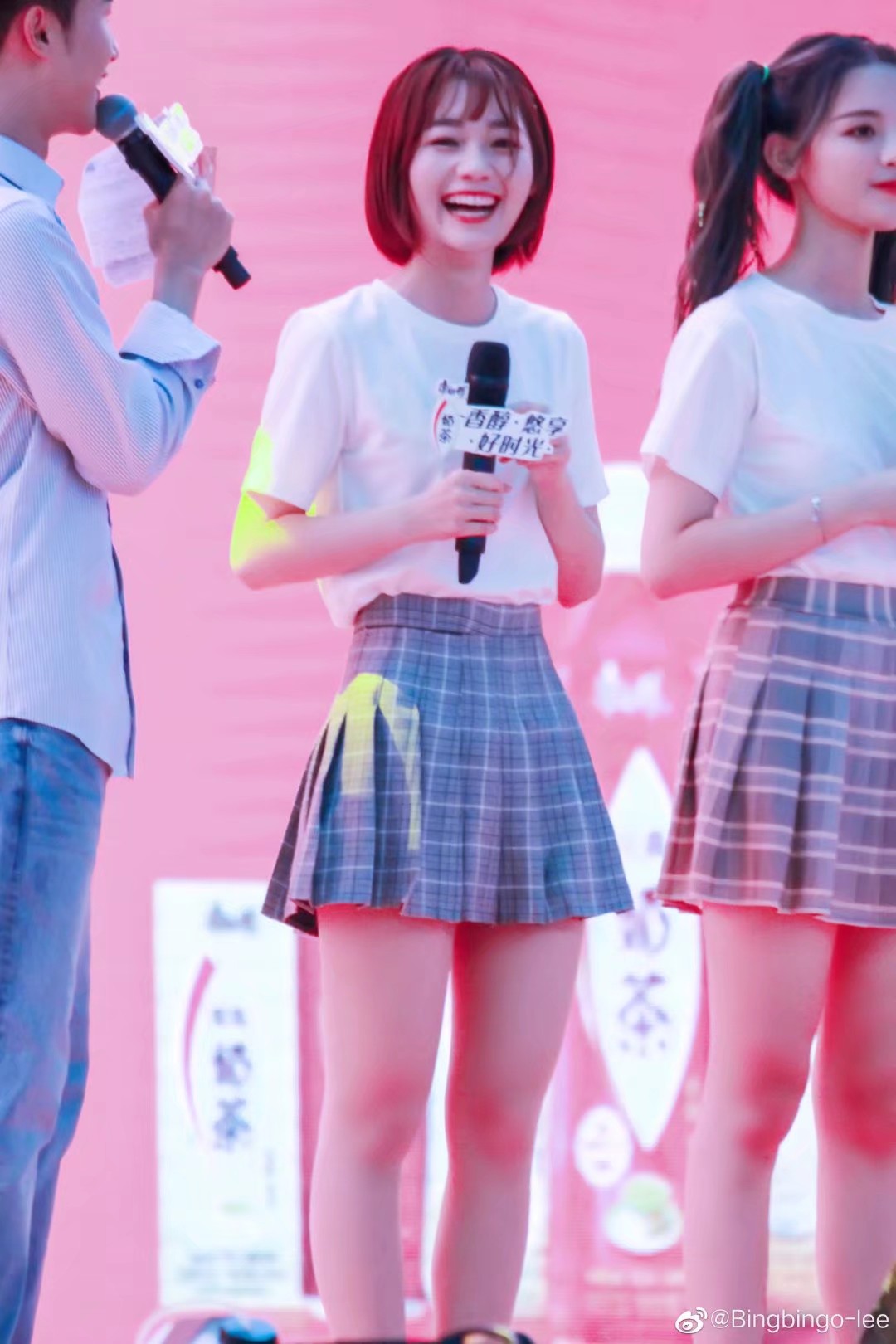 段奥娟清纯学生装都短裙美腿现场互动演唱[5]