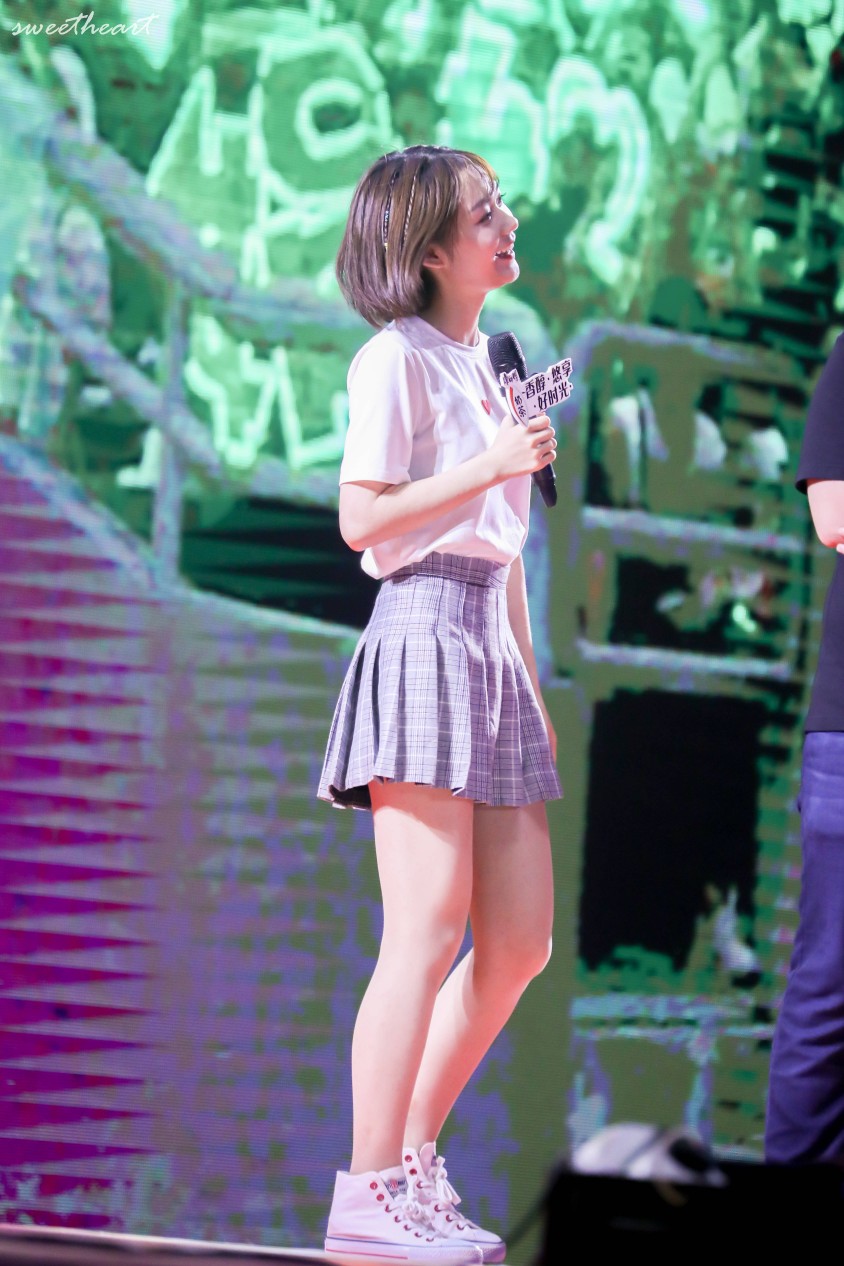 段奥娟清纯学生装都短裙美腿现场互动演唱[7]