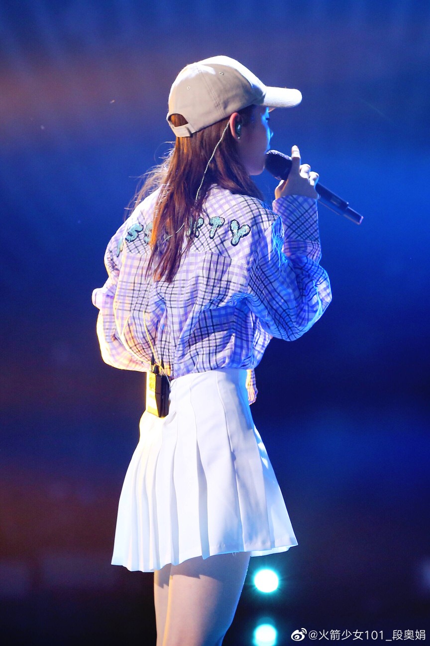 段奥娟演唱会现场照美腿迷人[4]