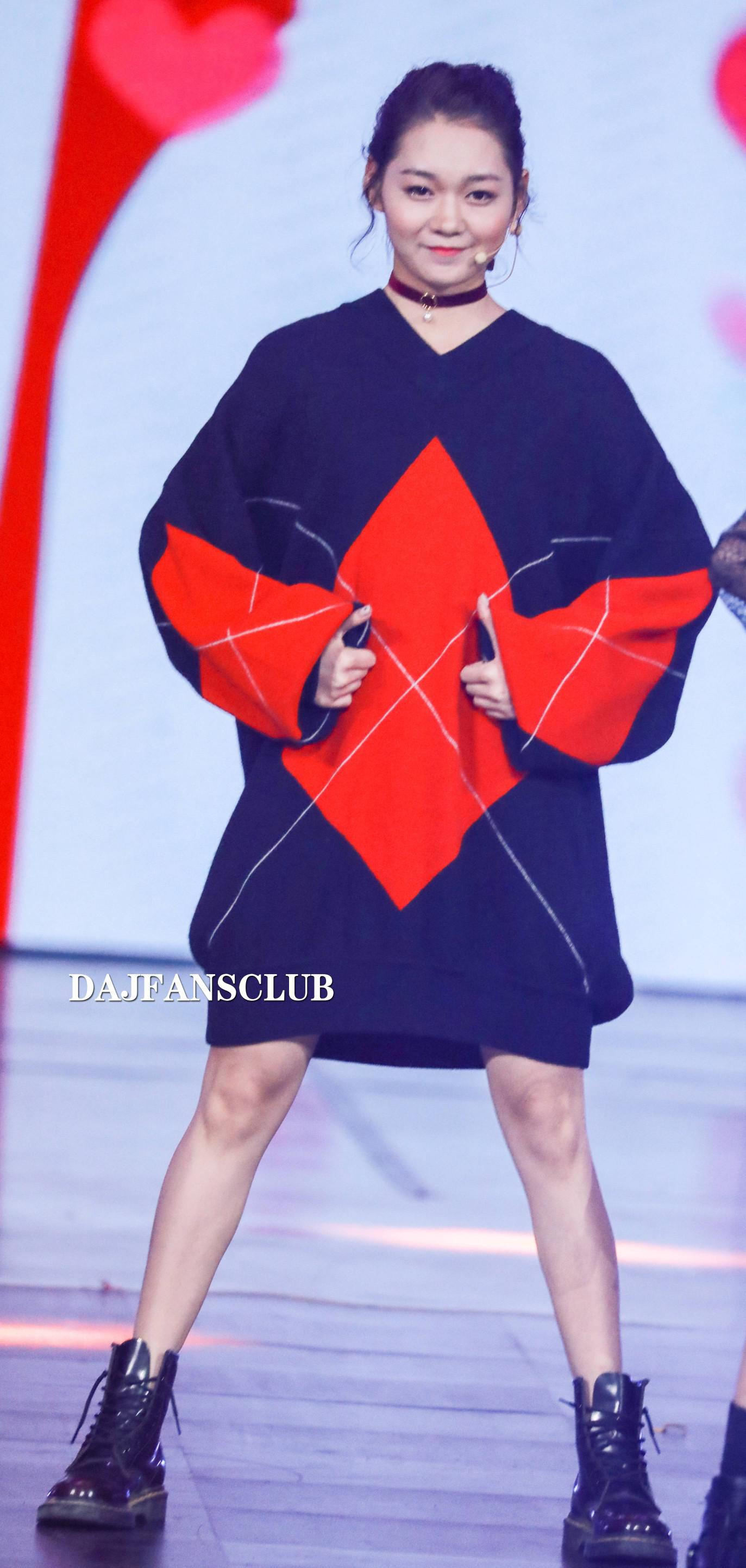 段奥娟演唱会现场照美腿迷人[5]