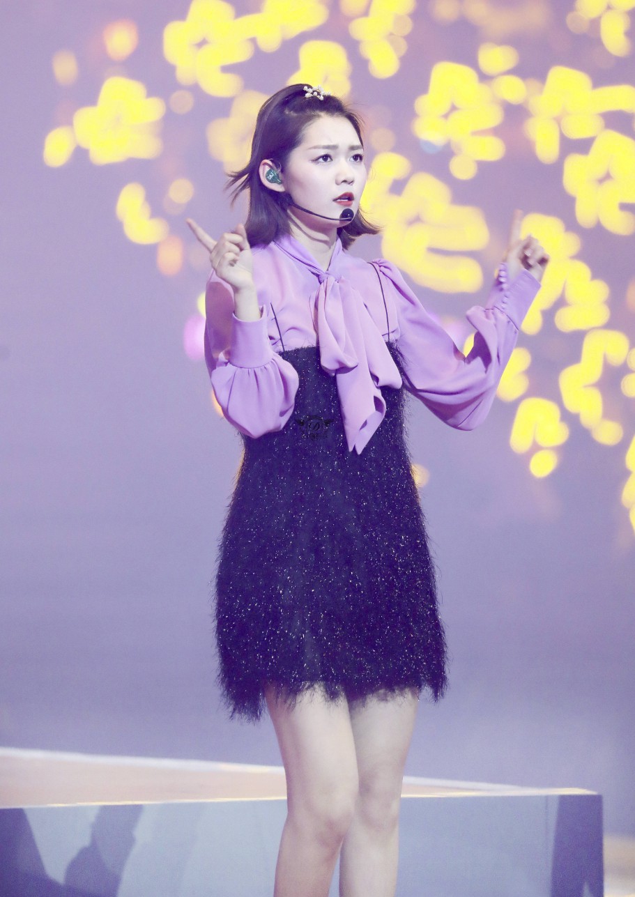 段奥娟演唱会现场照美腿迷人[9]