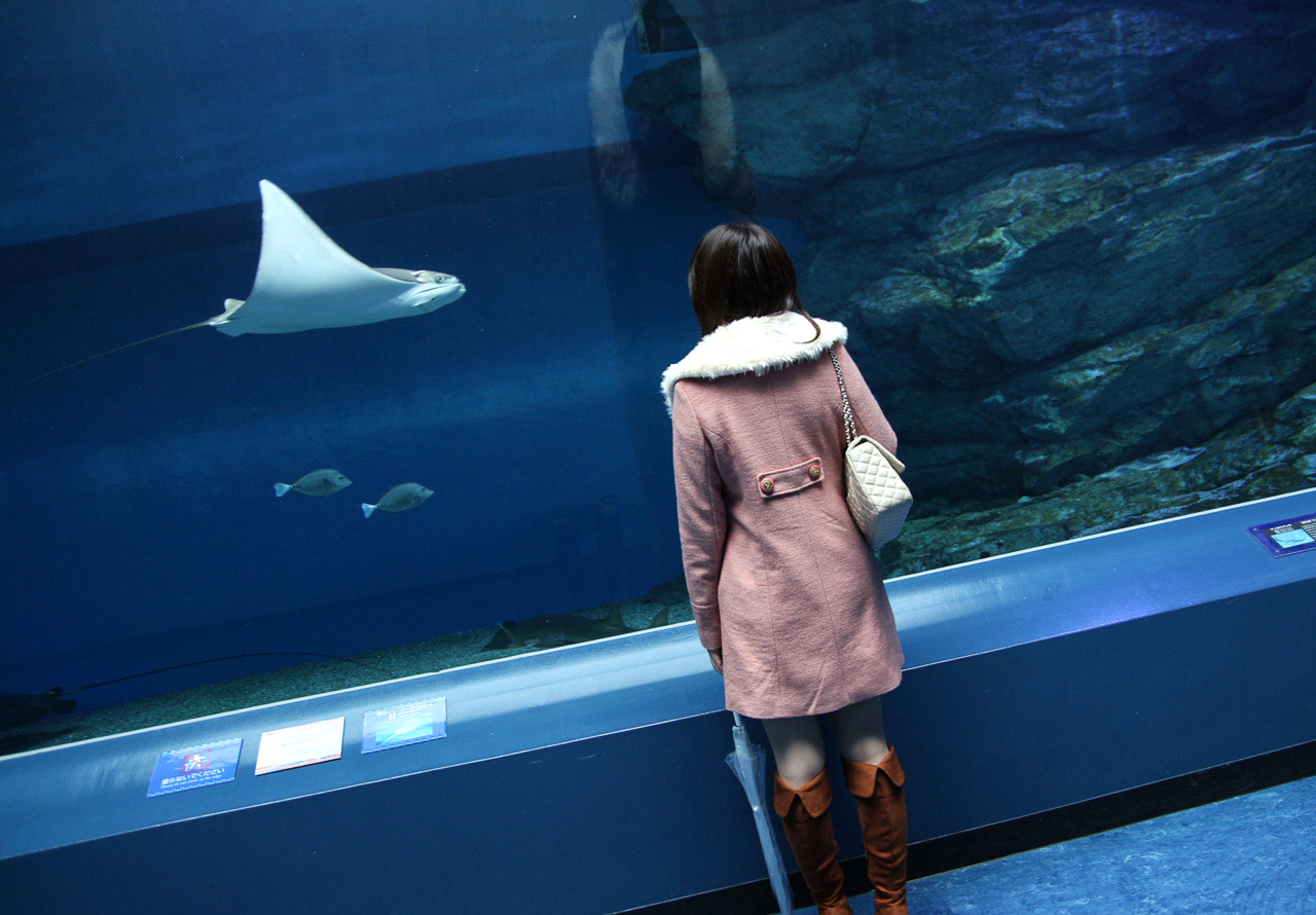 森泽佳奈身着肉色丝袜红色长靴户外自拍[11]