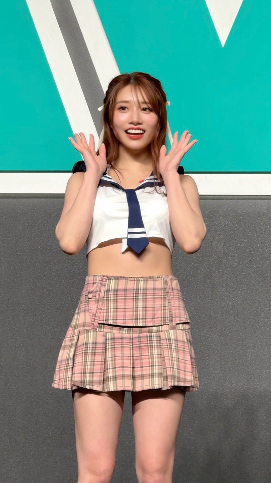 河北彩伽学生制服短裙美腿高跟现场照[3]