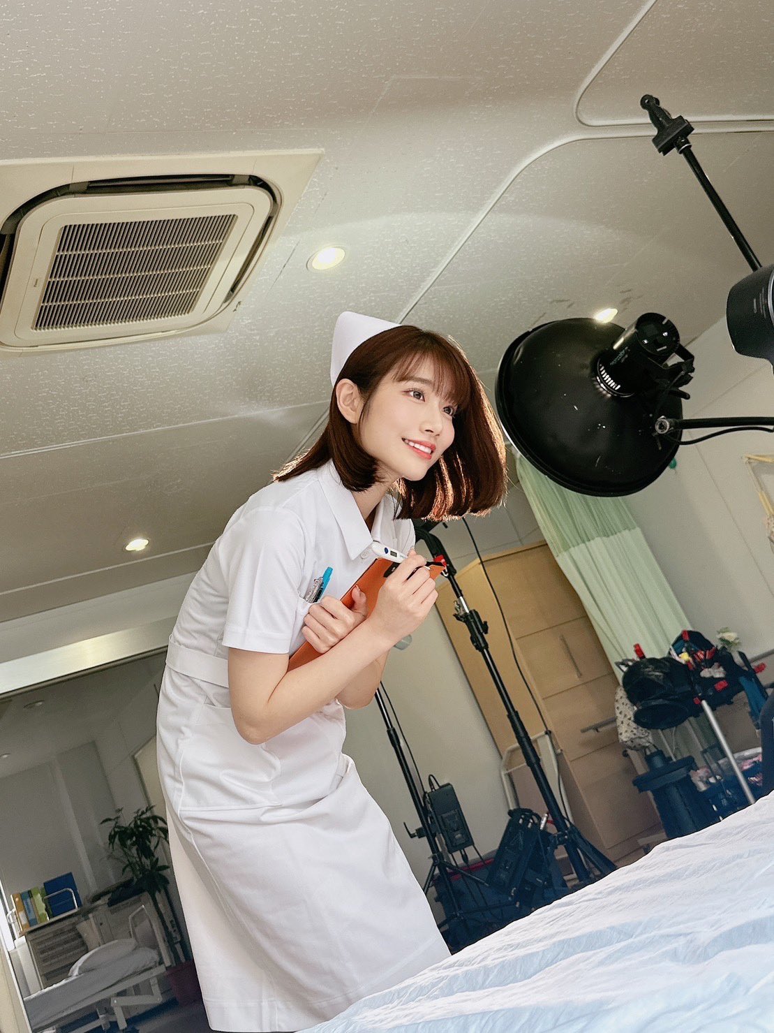 河北彩伽白色丝袜美腿护士cosplay演出[3]