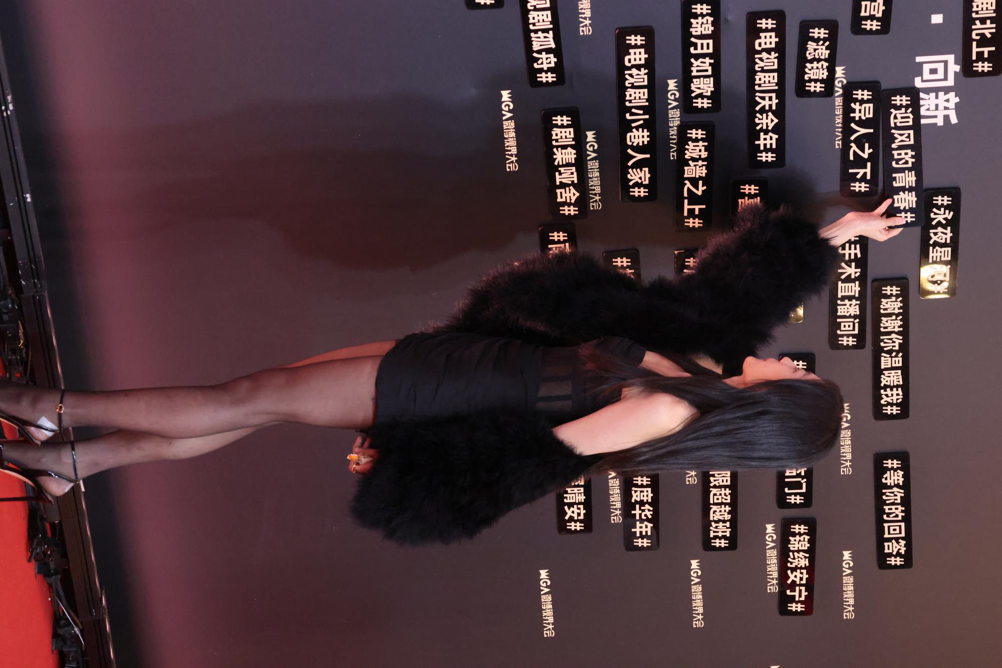 孙千黑丝美腿高跟现场签名连拍生图照2