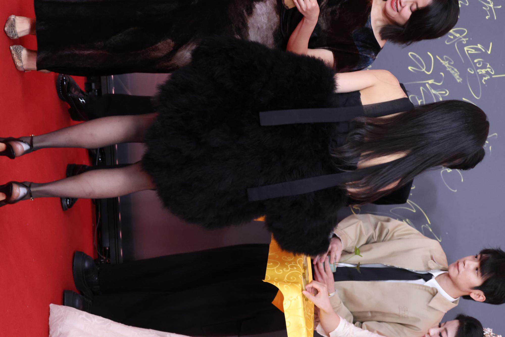 孙千黑丝美腿高跟背面连拍生图照[2]