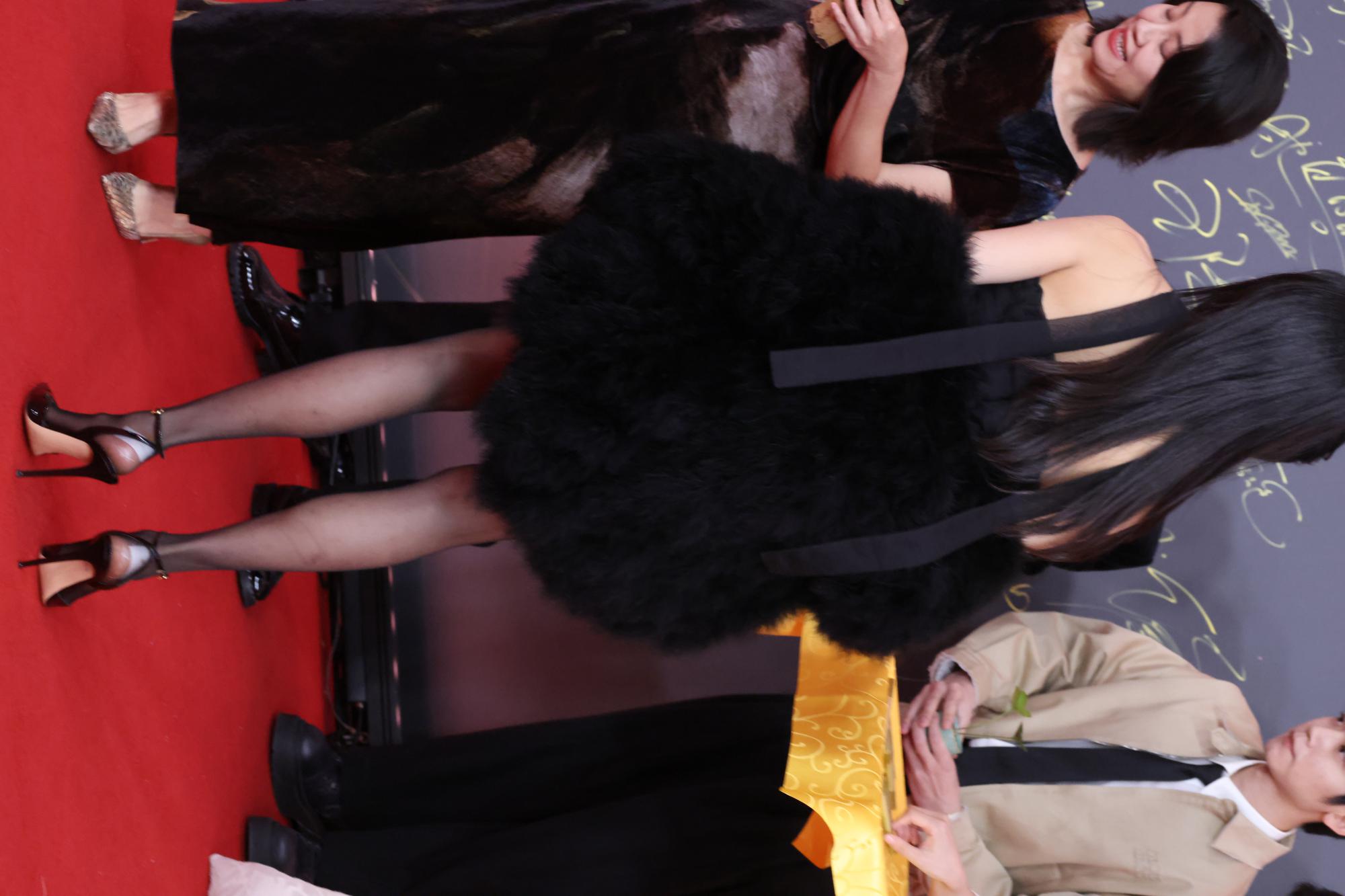 孙千黑丝美腿高跟背面连拍生图照[3]