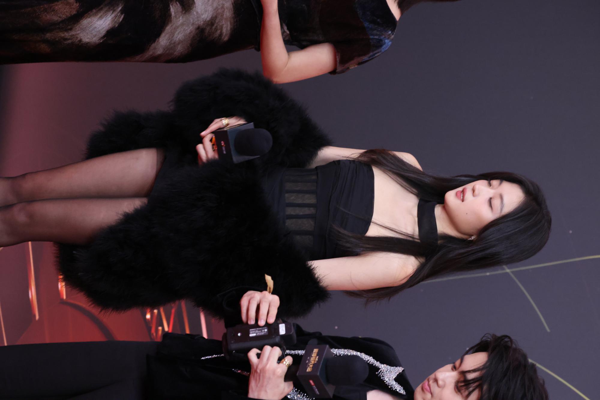 孙千黑丝美腿高跟全身右拍现场生图照[4]