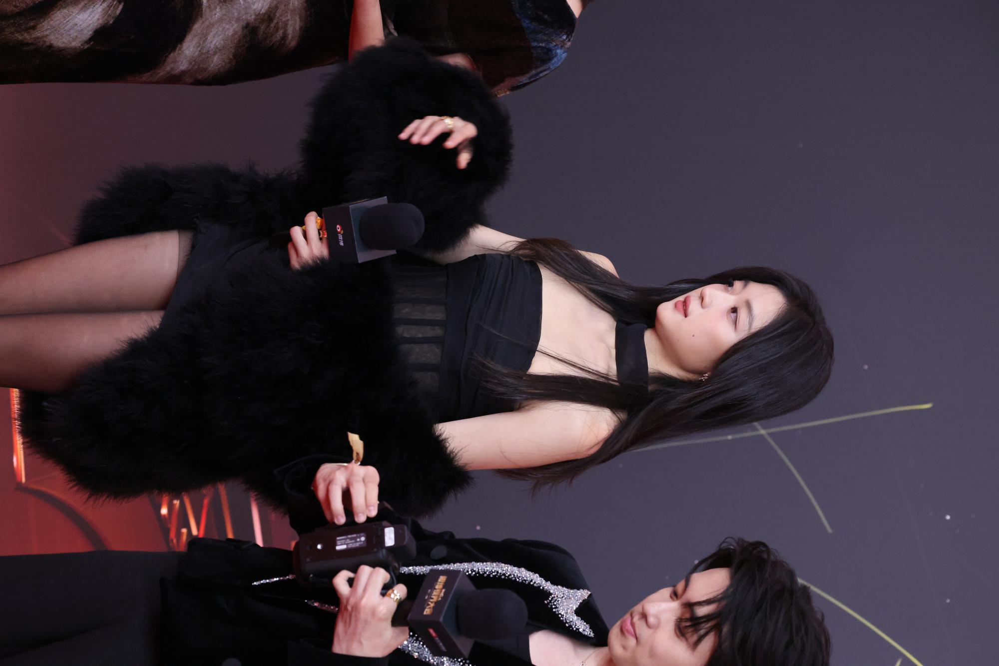 孙千黑丝美腿高跟全身右拍现场生图照[6]