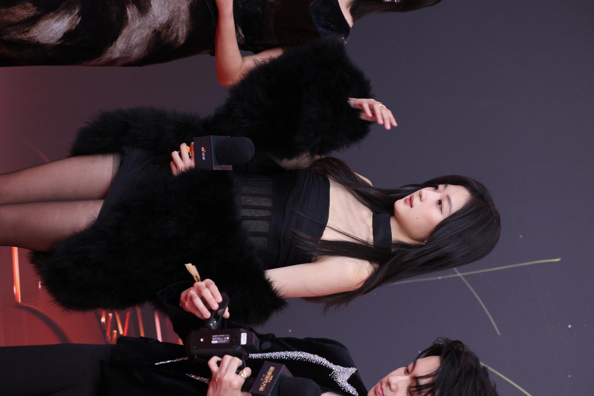 孙千黑丝美腿高跟全身右拍现场生图照[7]