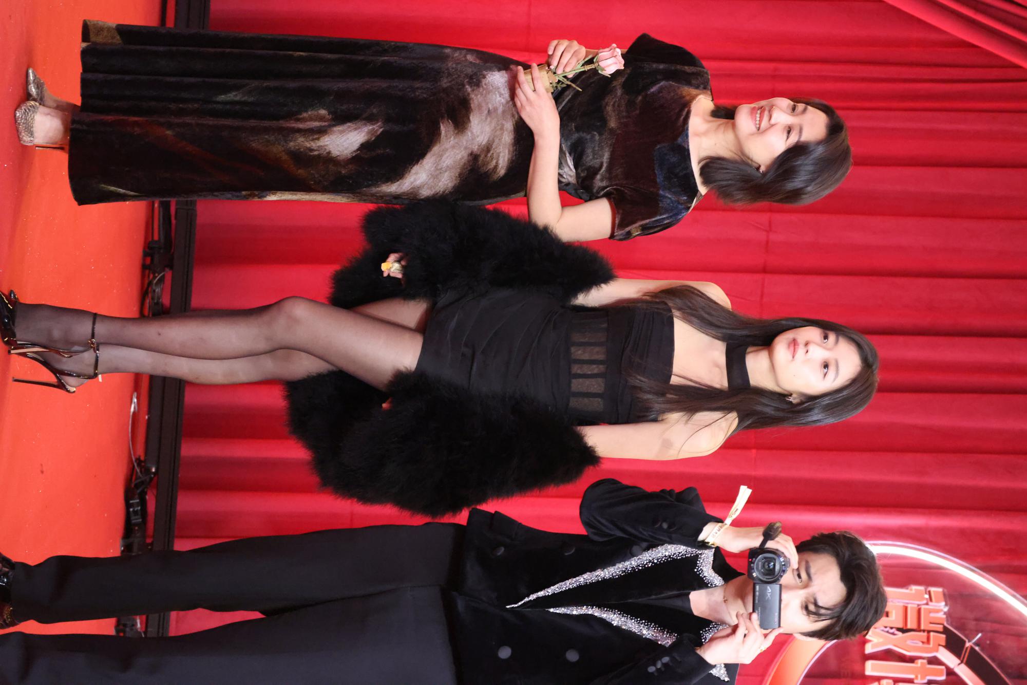 孙千黑丝美腿高跟全身正面现场生图照[7]