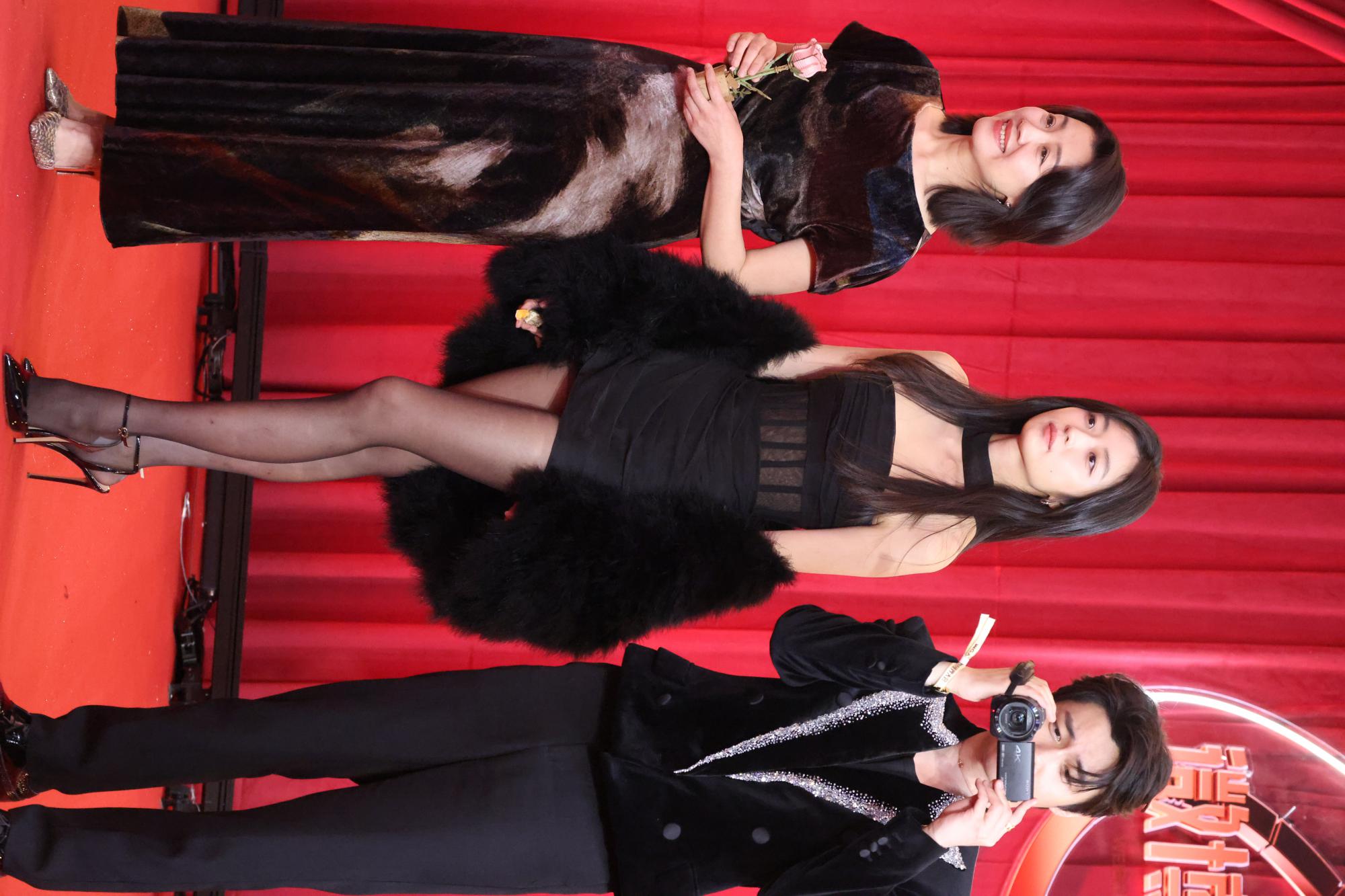 孙千黑丝美腿高跟全身正面现场生图照[8]