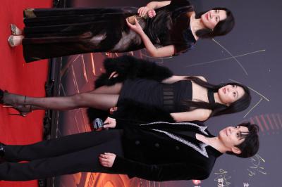 孙千黑丝美腿高跟正面侧拍连拍生图照