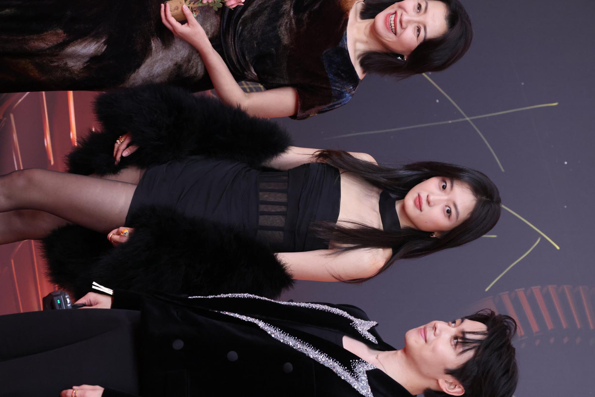 孙千黑丝美腿高跟正面半身连拍生图照[12]