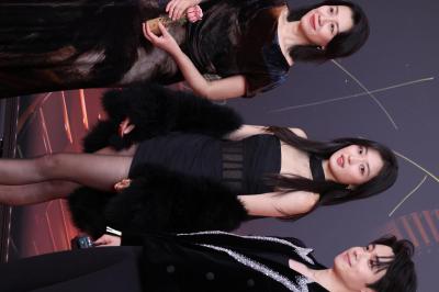 孙千黑丝美腿高跟正面半身连拍生图照