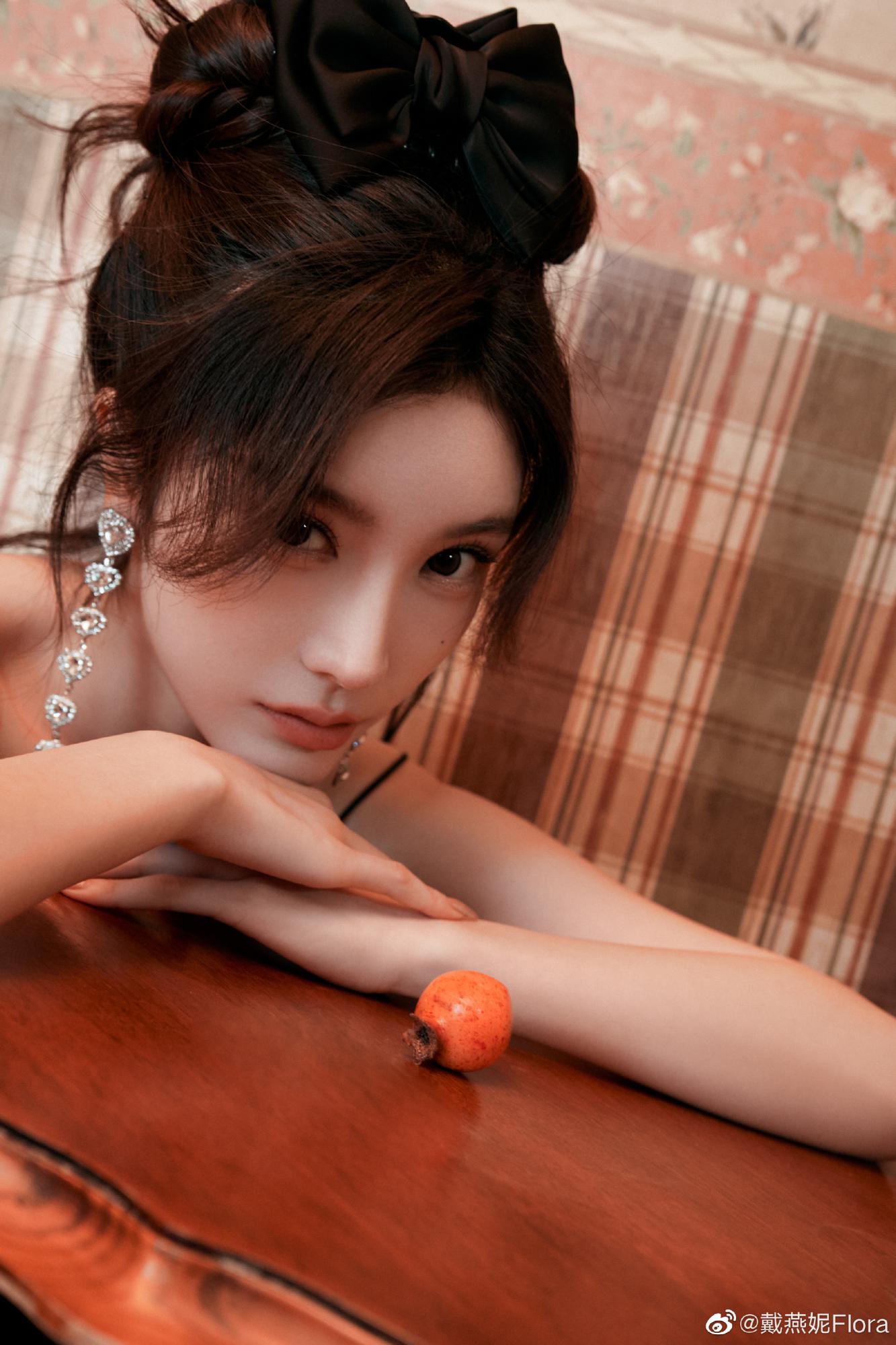 戴燕妮白色短袜小清鲜床上写真[6]