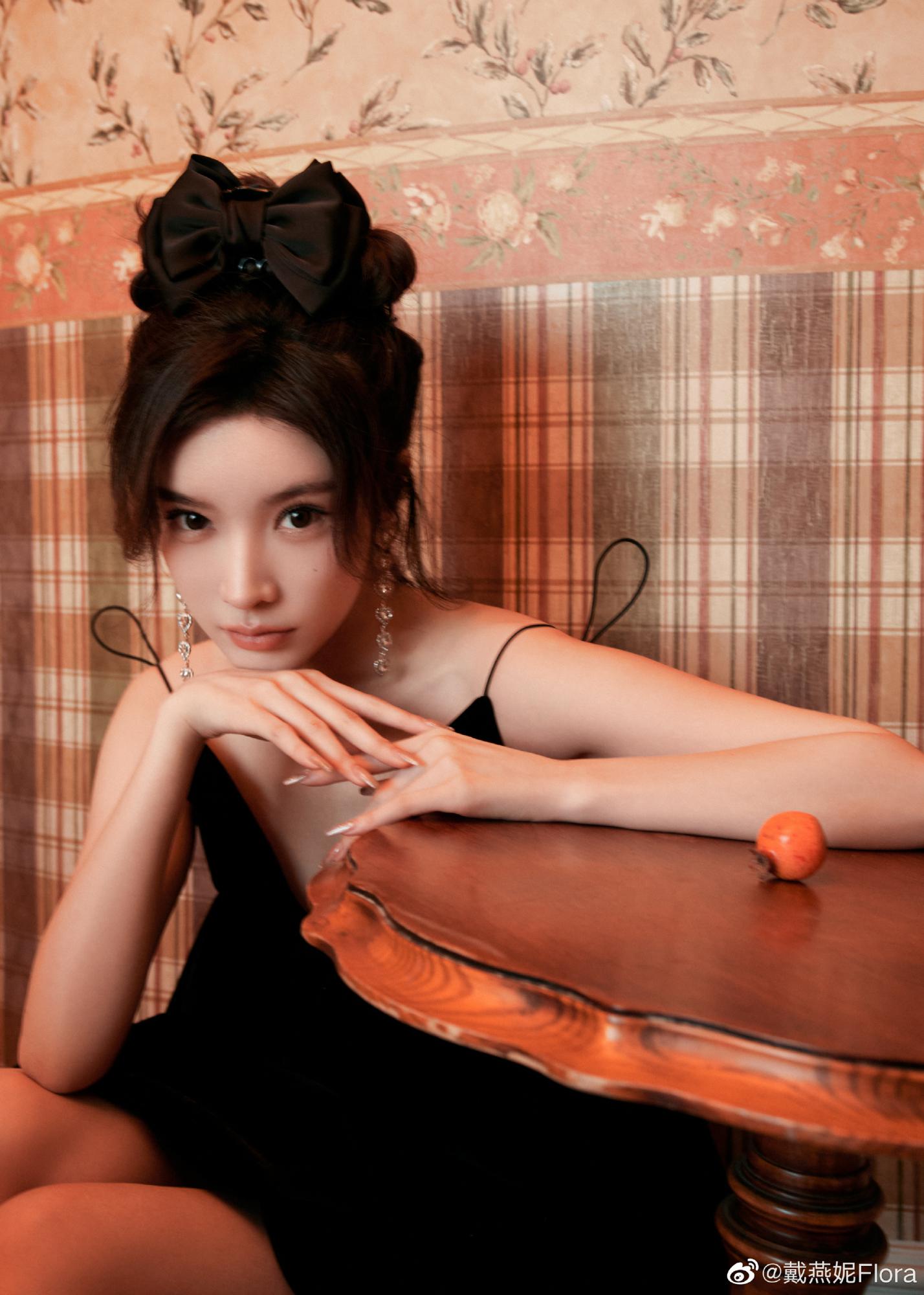 戴燕妮白色短袜小清鲜床上写真[8]