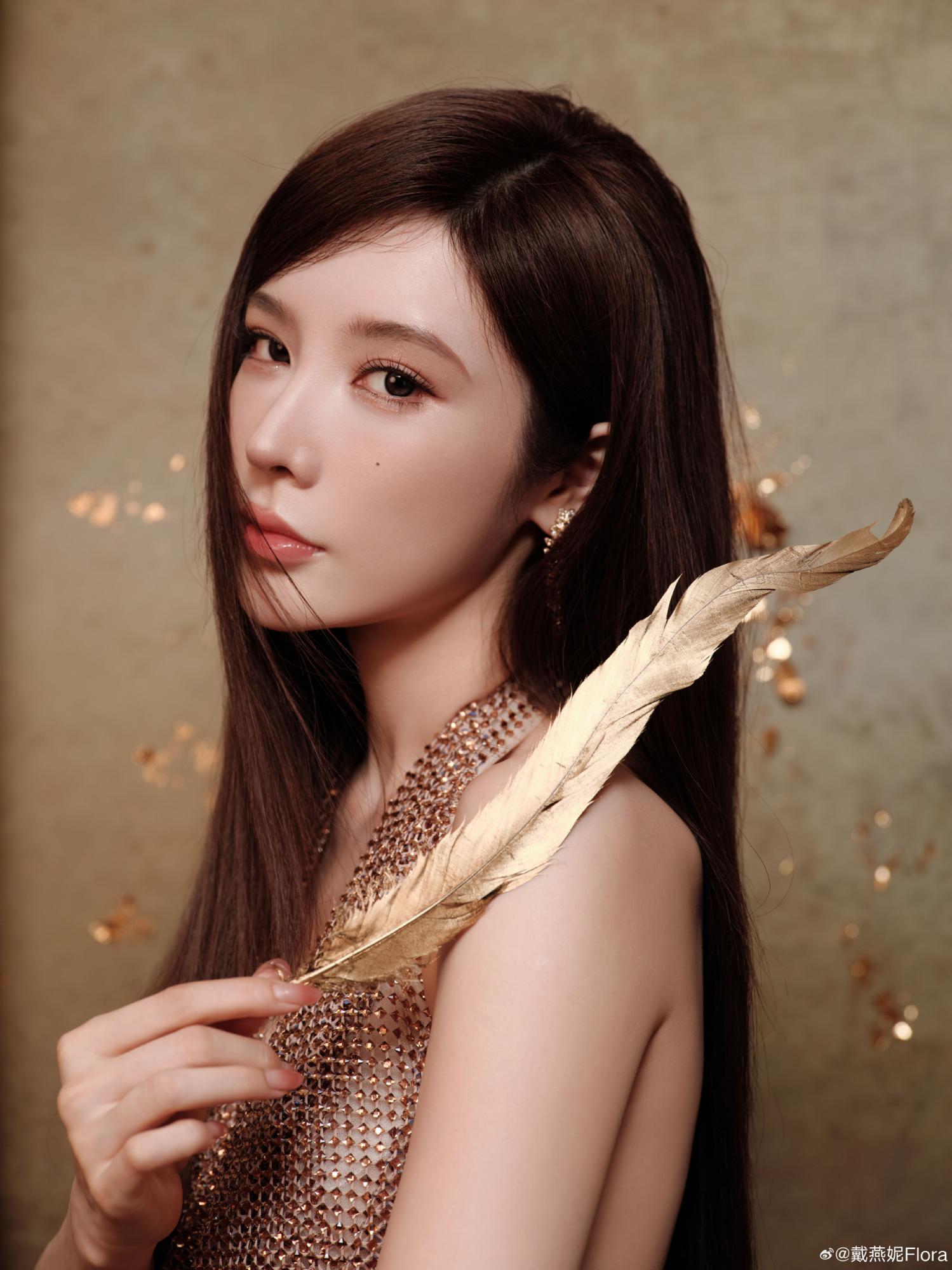 戴燕妮秋意露背装美艳写真[5]