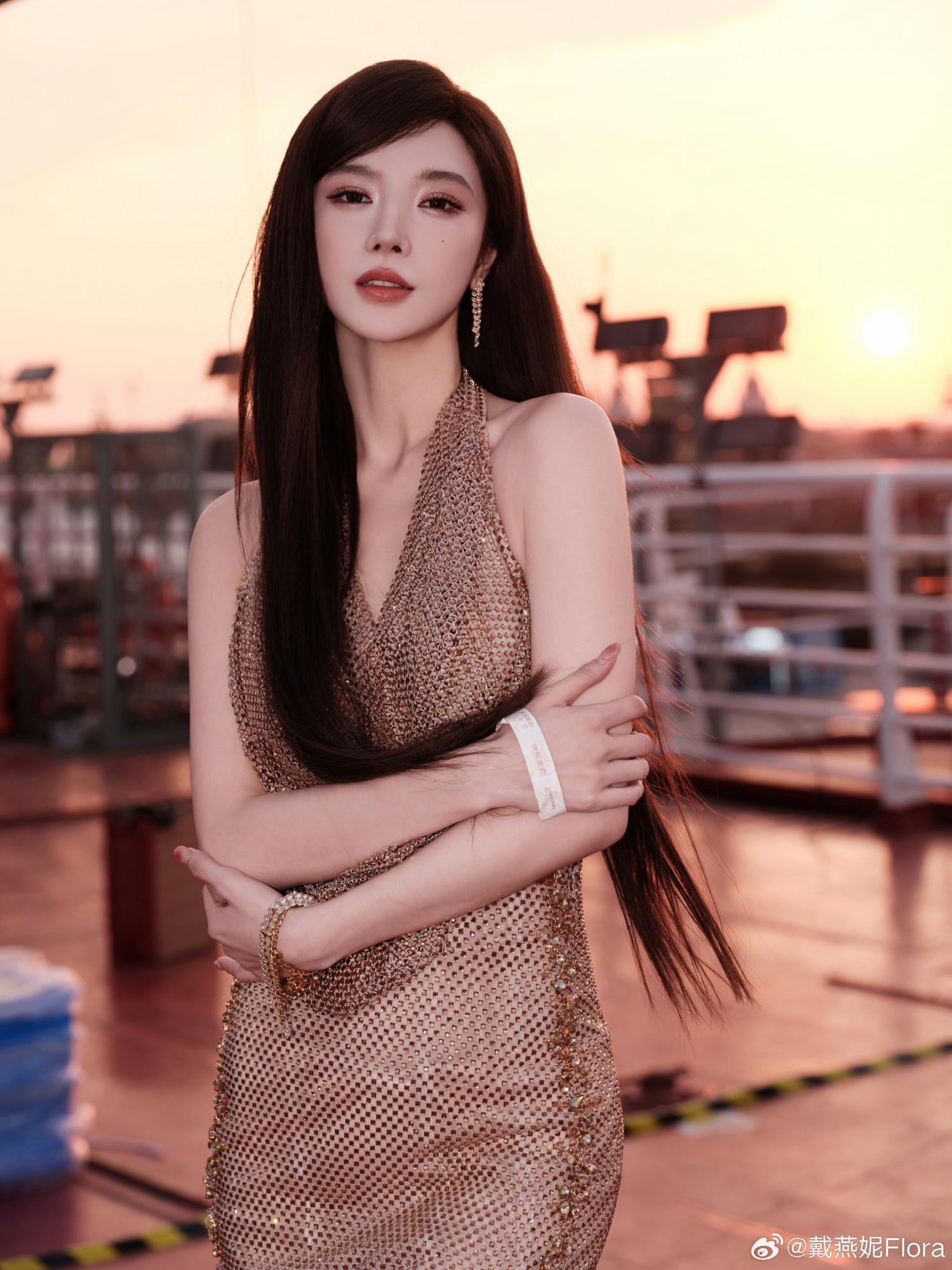 戴燕妮秋意露背装美艳写真[7]