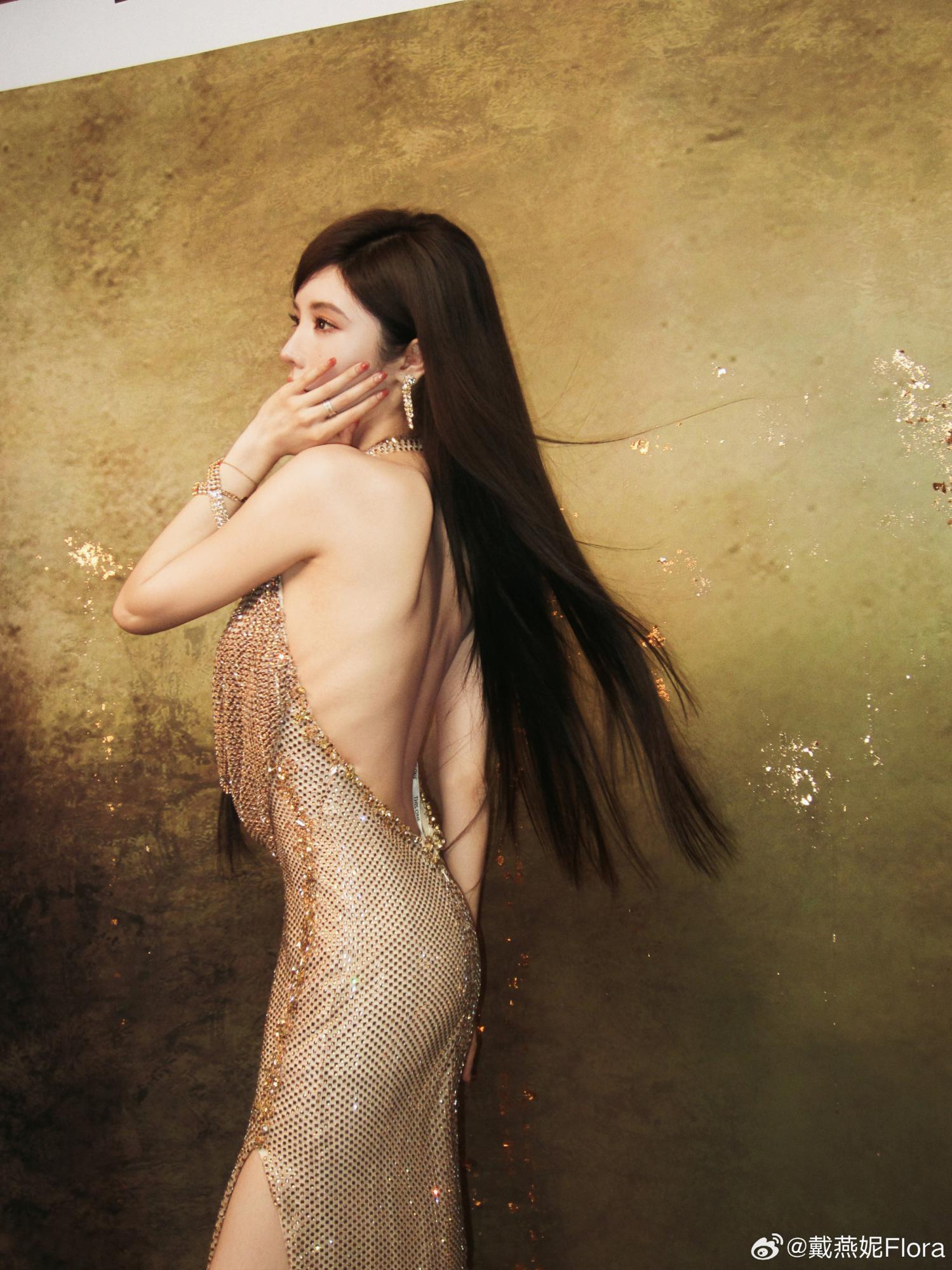 戴燕妮秋意露背装美艳写真[8]