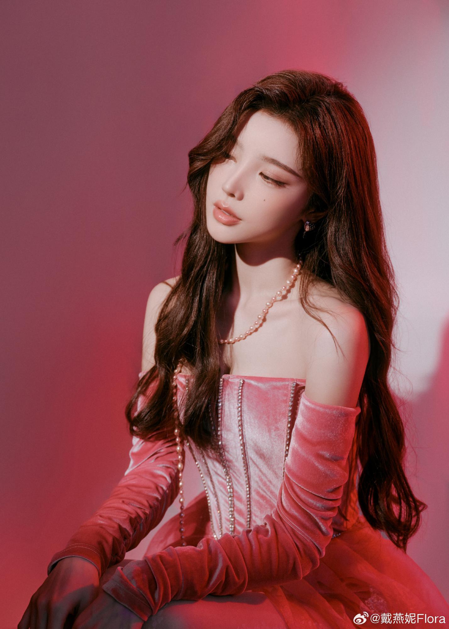 戴燕妮粉色公主短裙白丝袜写真[7]