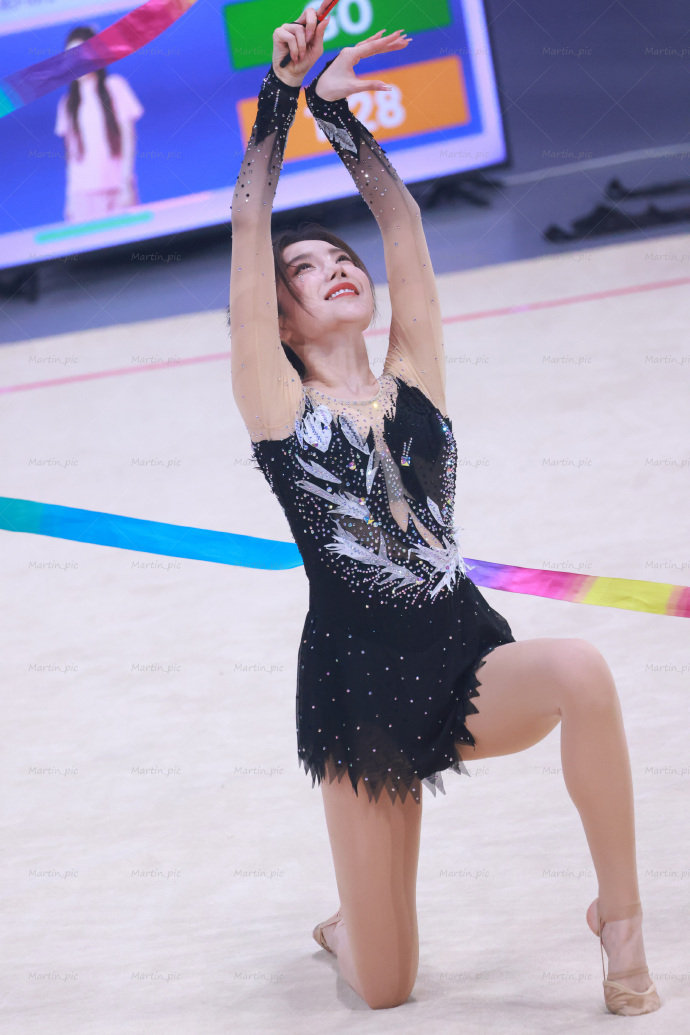 戴燕妮跳体操肉丝美腿真漂亮[3]