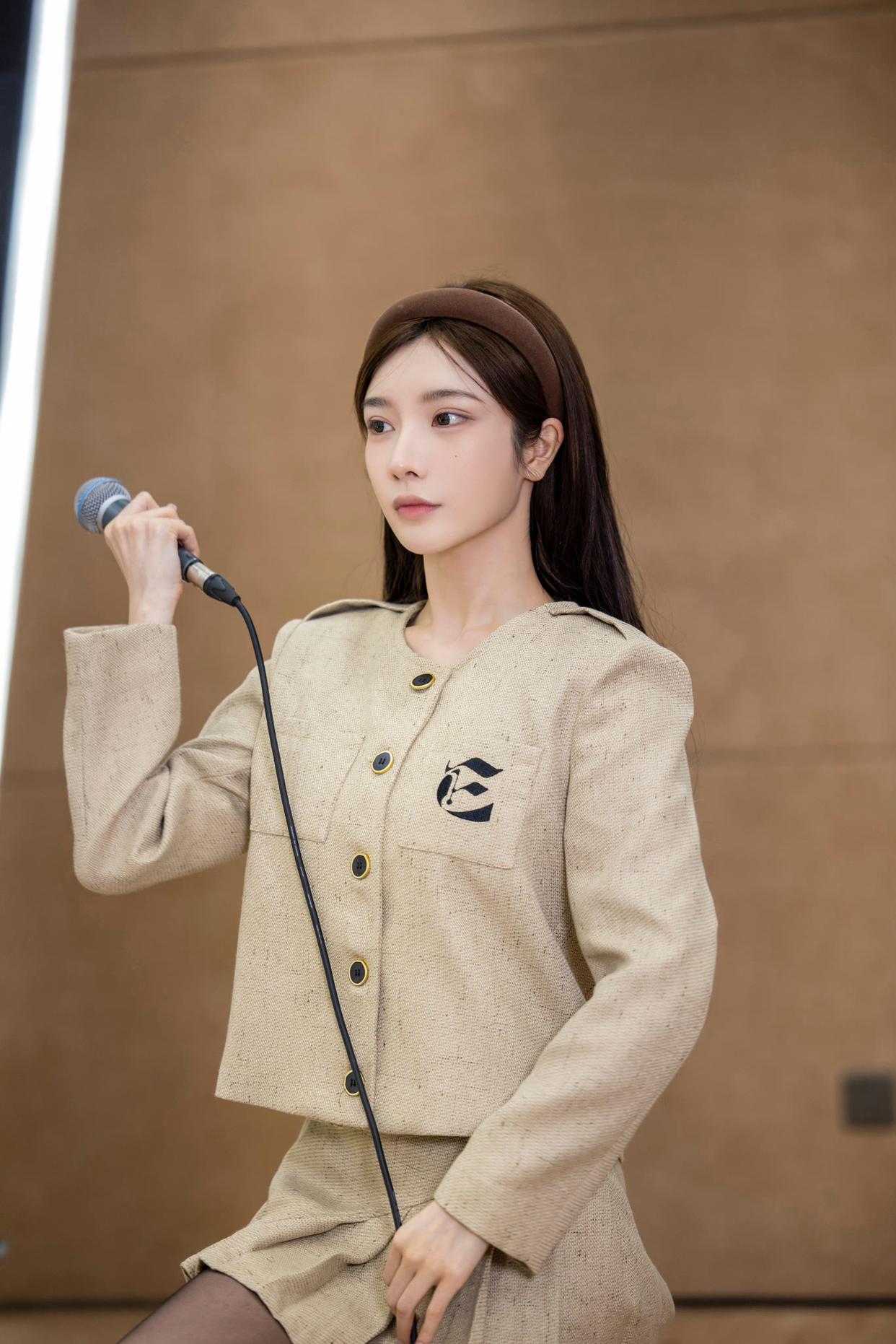 戴燕妮黑丝短裙搭配,美得让人心动！[4]