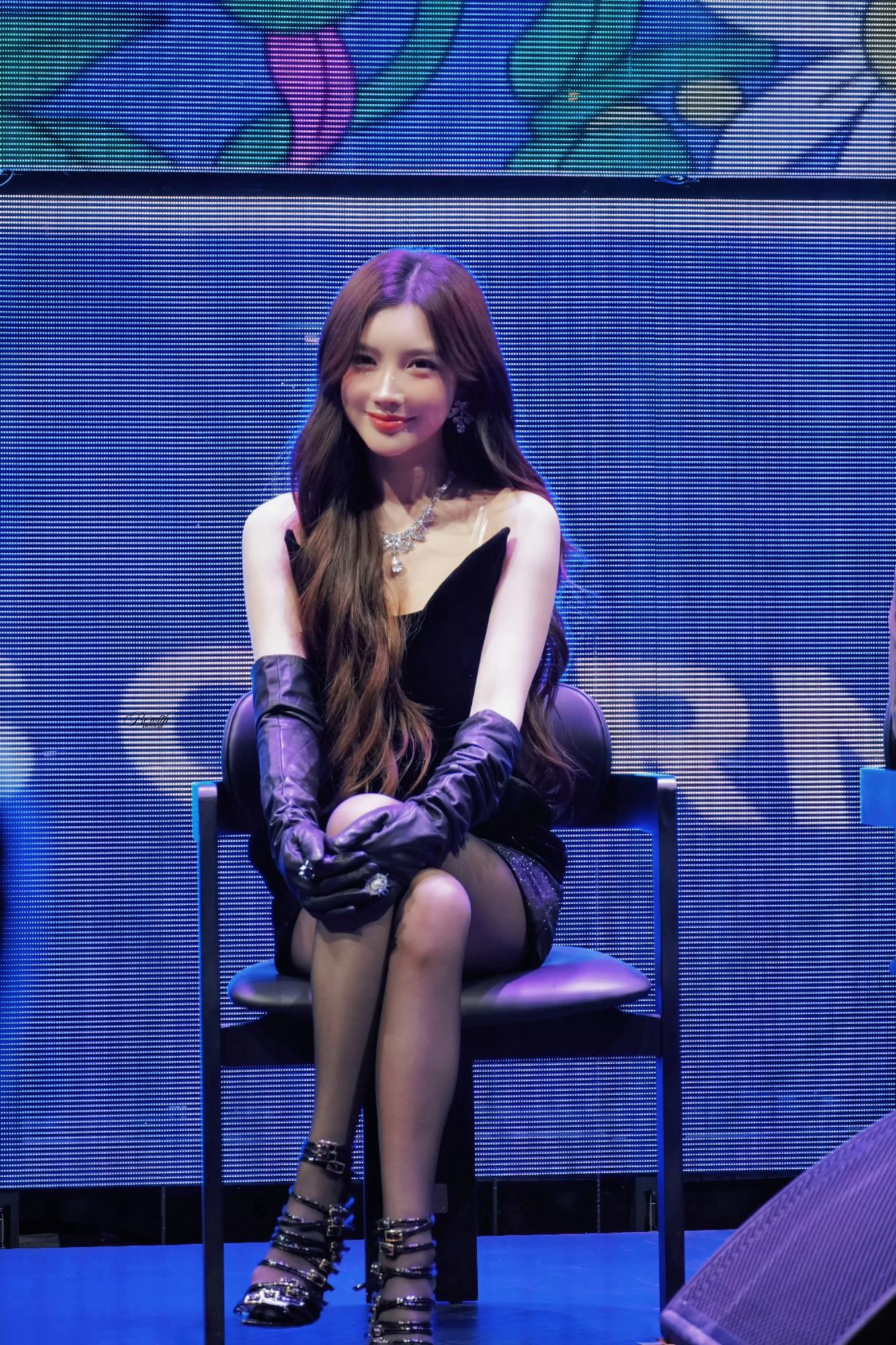 戴燕妮黑丝美腿一身全黑装扮现场嘉宾直拍[3]