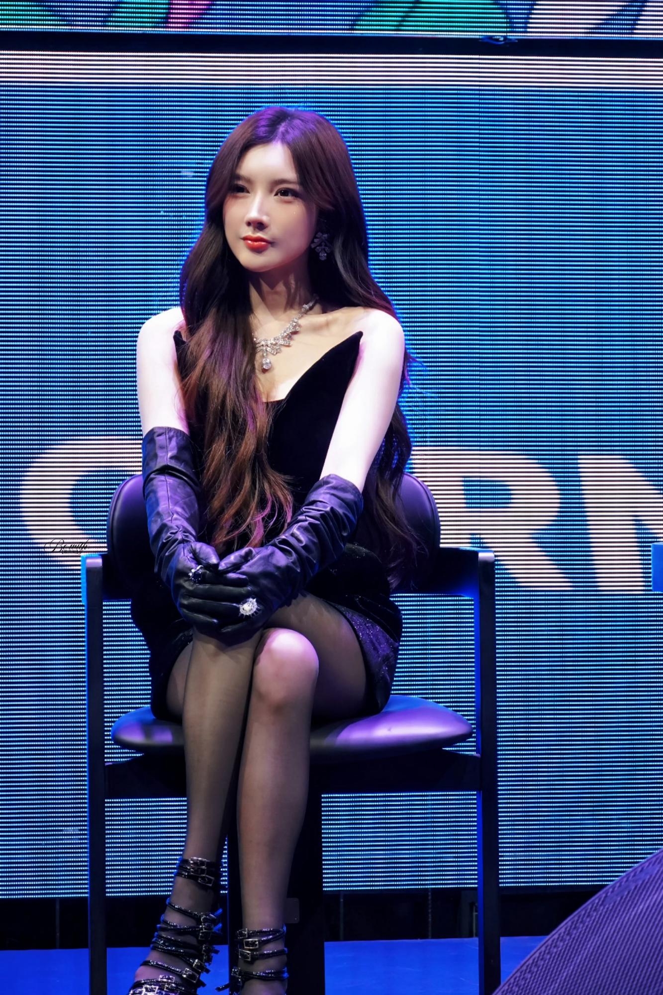 戴燕妮黑丝美腿一身全黑装扮现场嘉宾直拍[4]