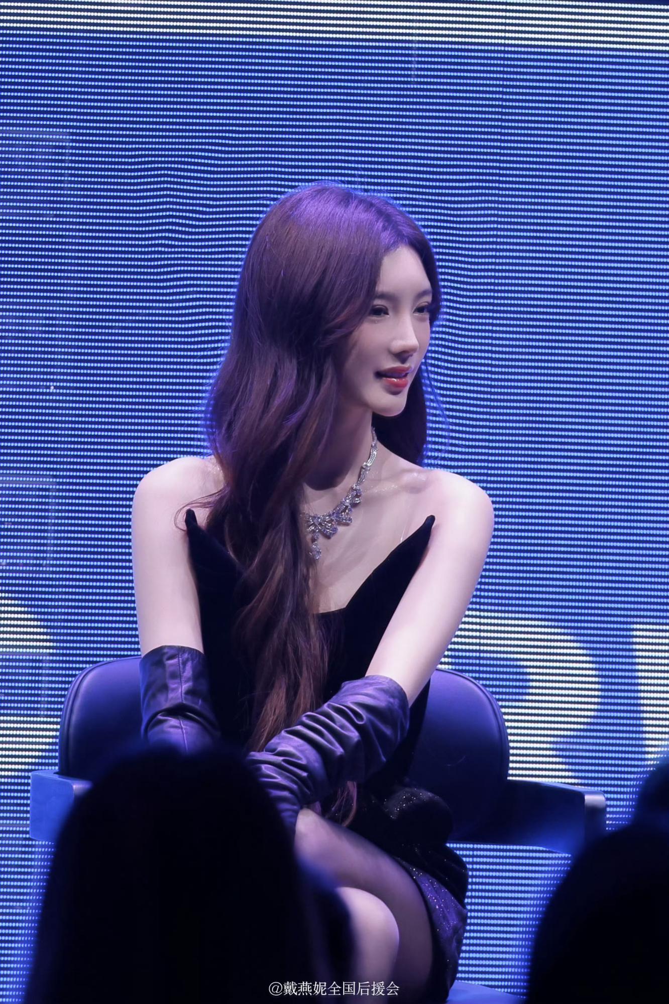 戴燕妮黑丝美腿一身全黑装扮现场嘉宾直拍[8]