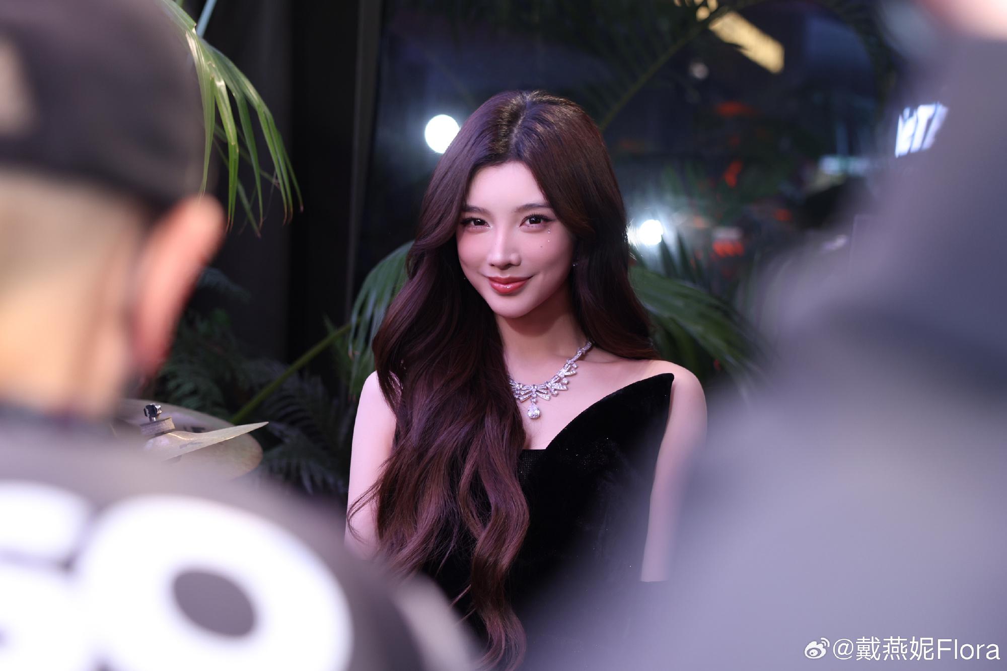 戴燕妮黑丝袜包臀连衣裙抹胸套装写真[6]