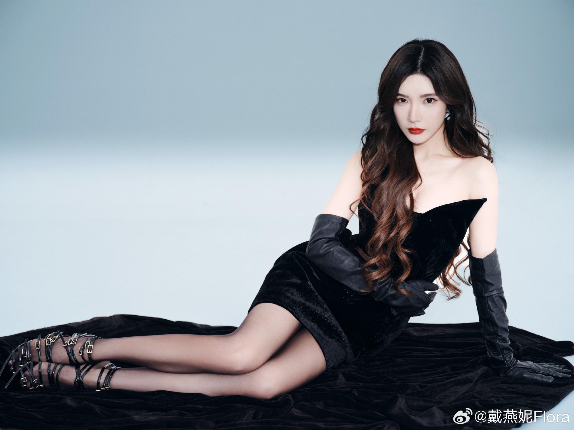 戴燕妮黑丝袜包臀连衣裙抹胸套装写真[10]