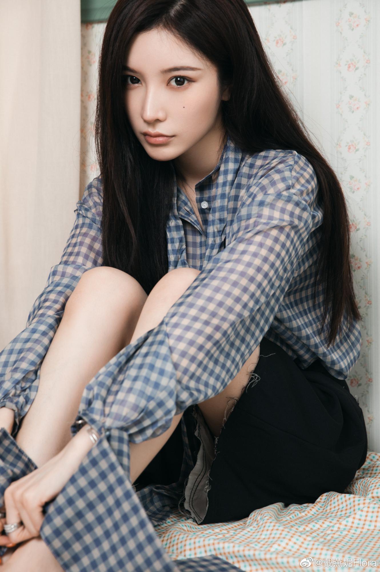 戴燕妮2021黑色牛仔短裙格子衬衫美腿鞋子写真[3]