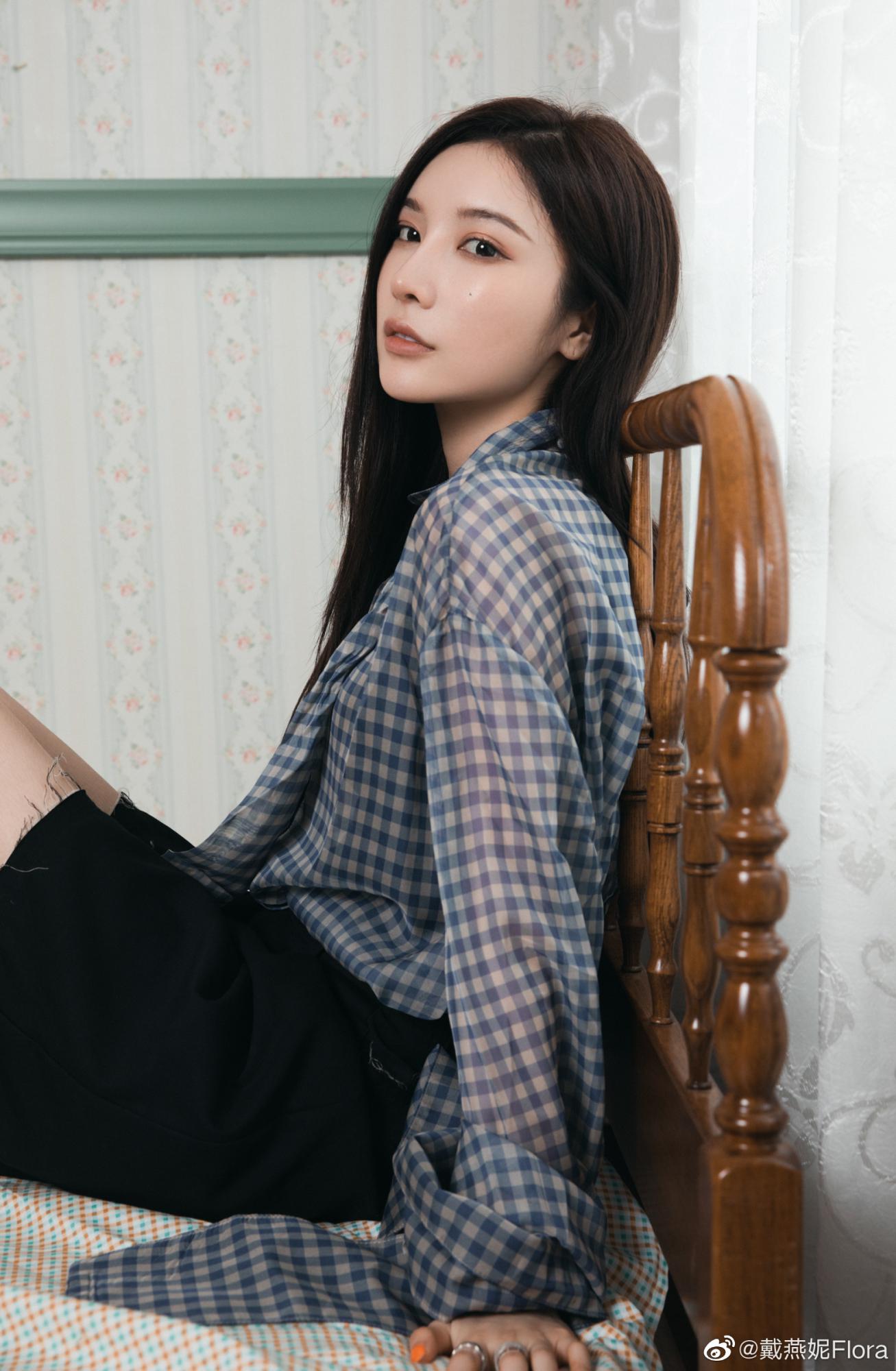 戴燕妮2021黑色牛仔短裙格子衬衫美腿鞋子写真[5]