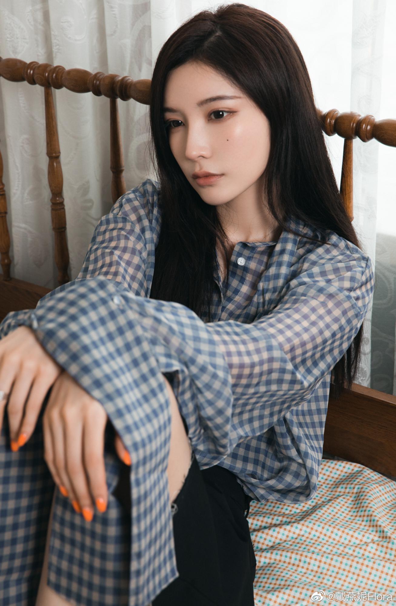 戴燕妮2021黑色牛仔短裙格子衬衫美腿鞋子写真[6]