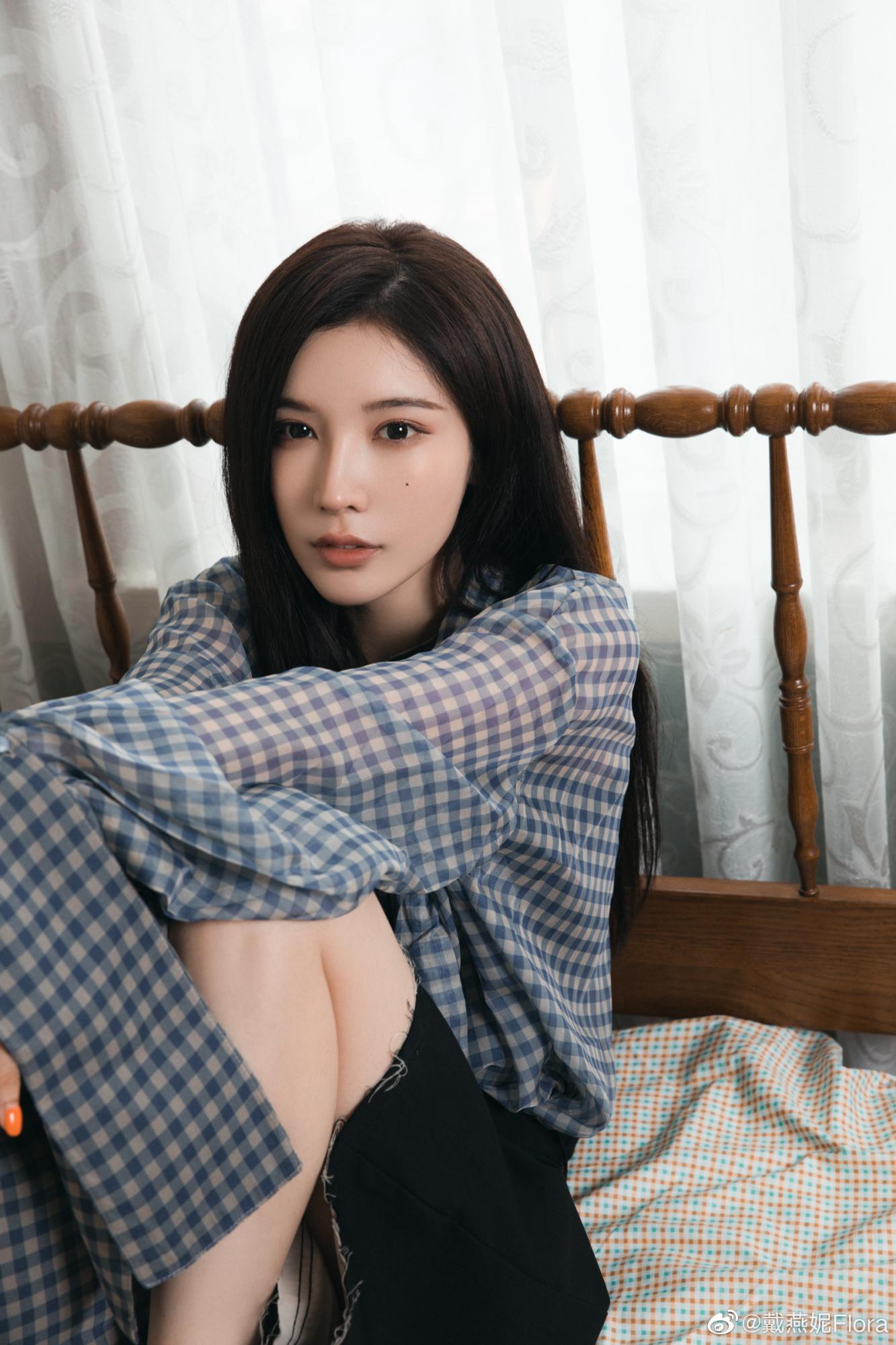 戴燕妮2021黑色牛仔短裙格子衬衫美腿鞋子写真[8]