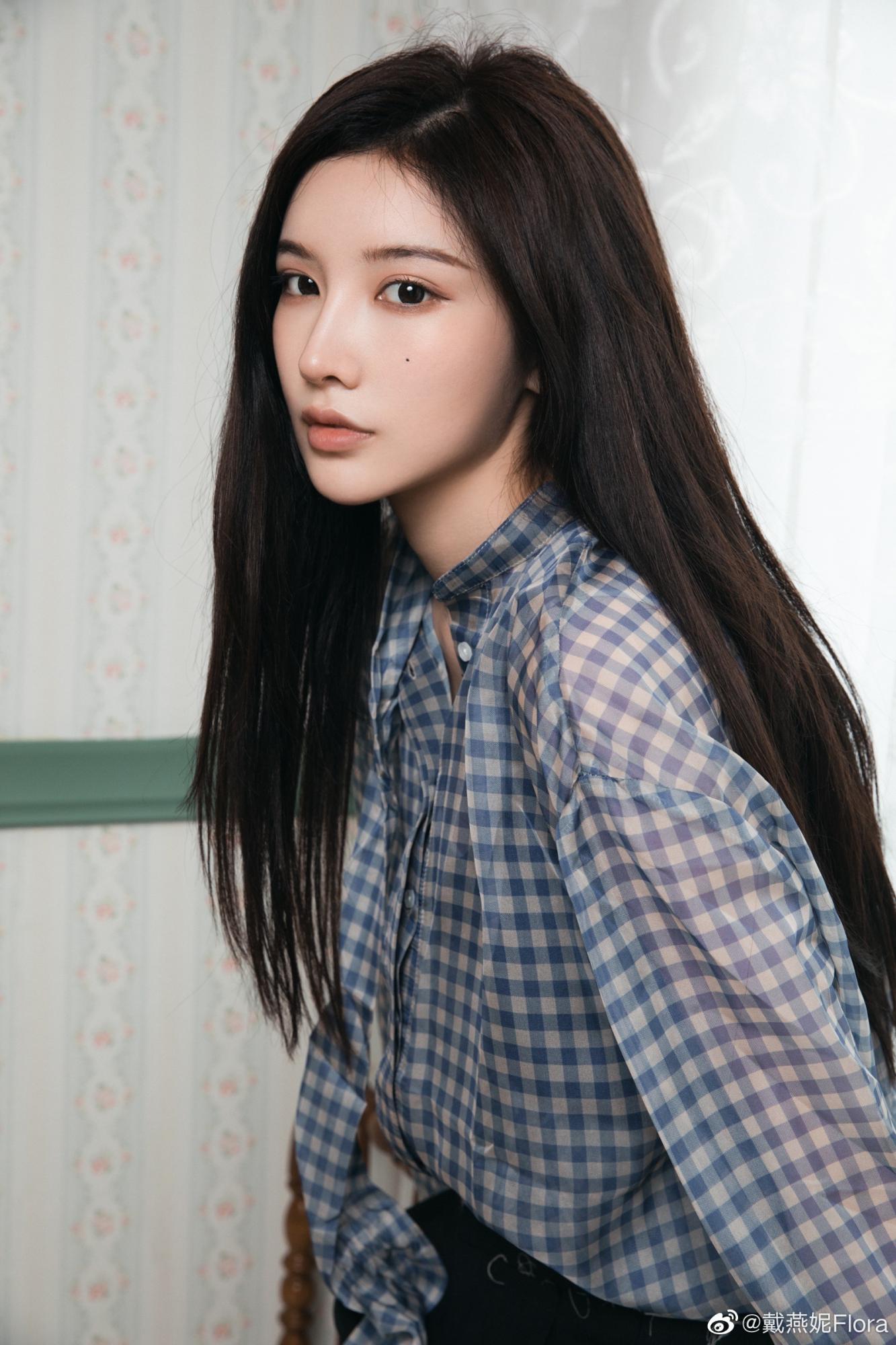 戴燕妮2021黑色牛仔短裙格子衬衫美腿鞋子写真[9]