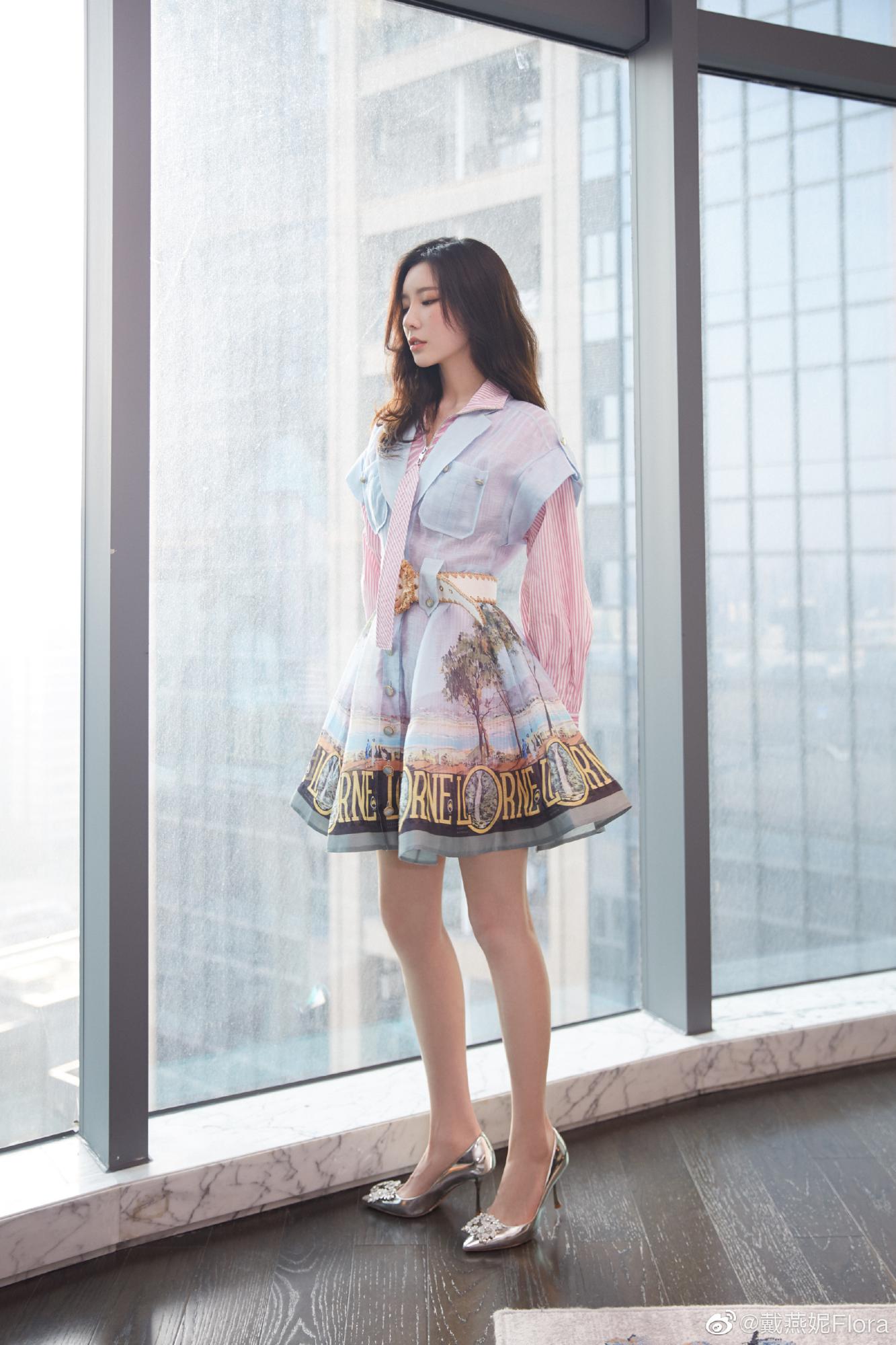 戴燕妮2022美腿高跟写真[2]