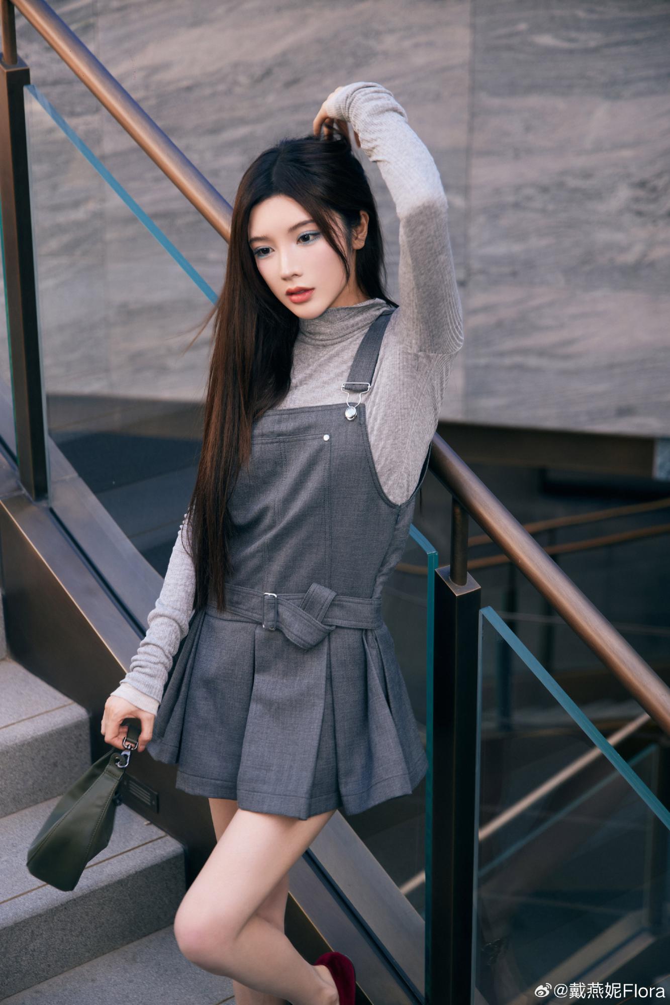 戴燕妮休闲短裙穿搭写真[2]